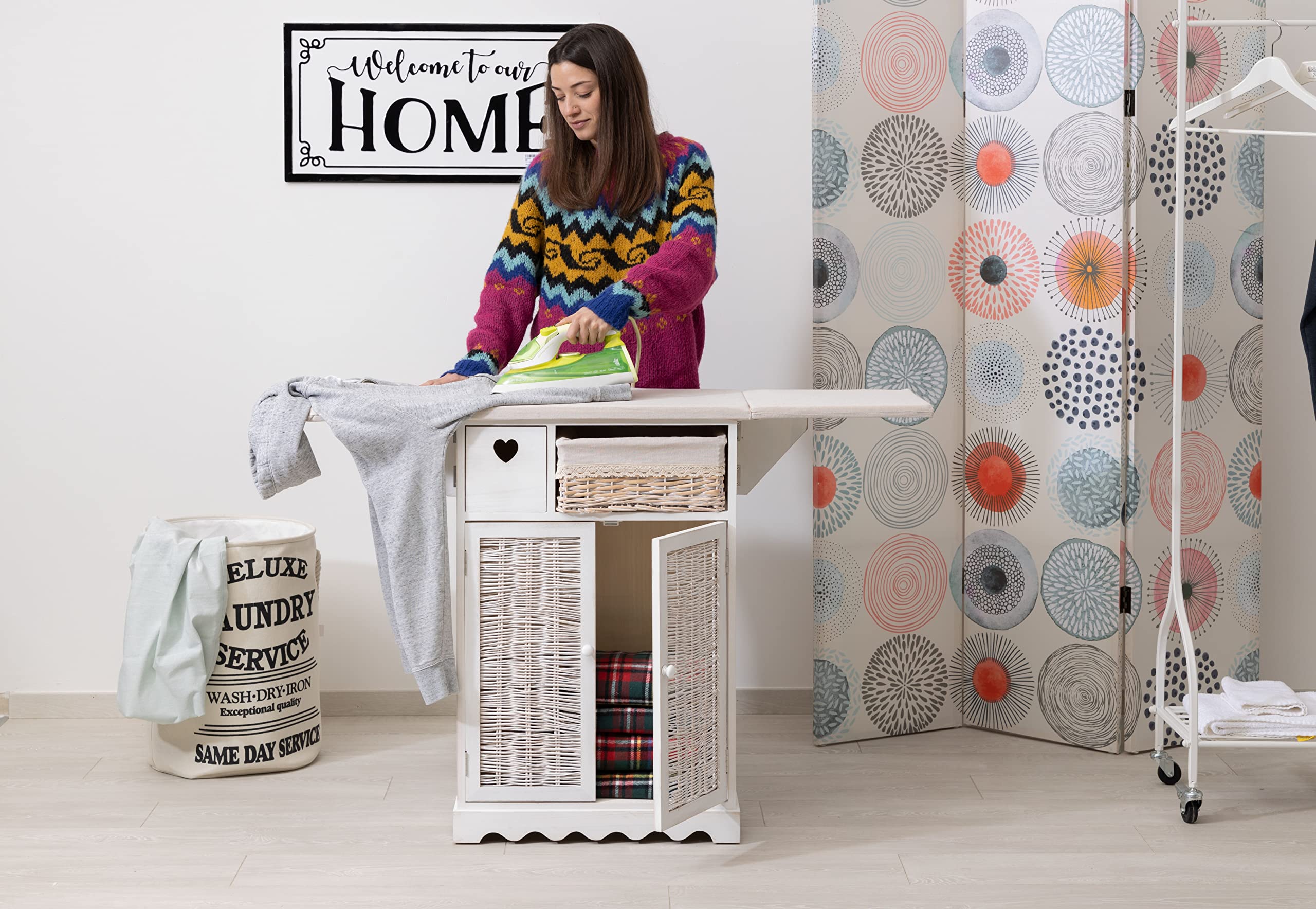 MONTEMAGGI Mobile da Stiro Shabby Chic Bianco con ASSE e 1 Cesto in Vimini e 2 Ante 66X37X87 cm (2 Ante + 1 cesta Vimini)