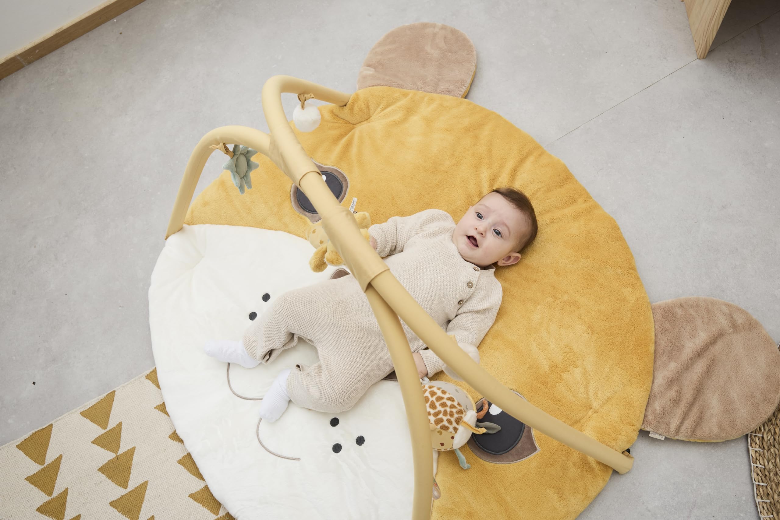 Sterntaler Spielbogen Löwe Leo – Flauschig weiche Baby-Spieldecke mit Spiegel & Rassel – Abnehmbarer Spielbogen & Spielteile für vielseitigen Spielspaß - Activity Decke, 100x80 cm mattgelb