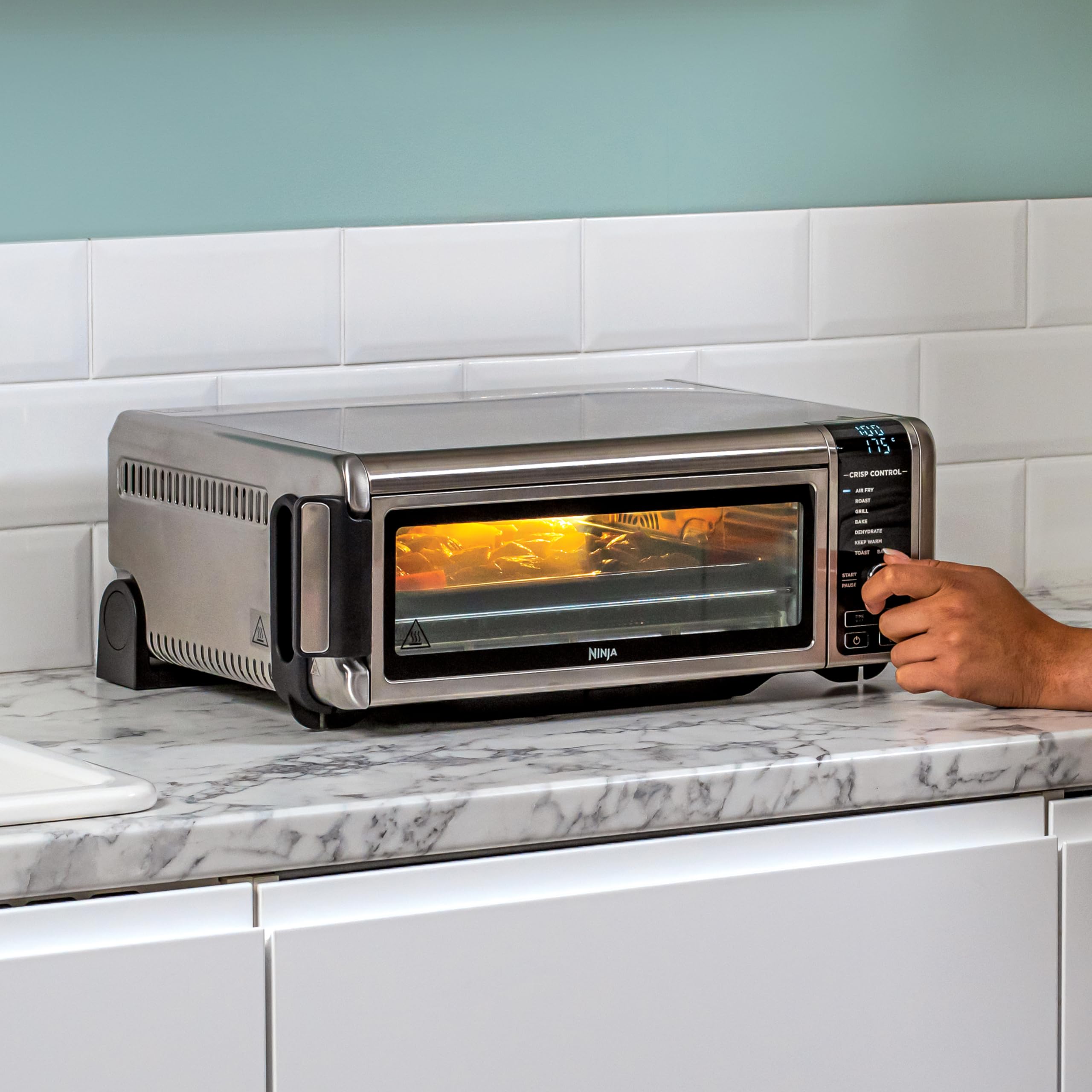 Ninja Foodi Forno Multifunzione 8 in 1, Fornetto Elettrico Portatile, 8 Funzioni, Friggere ad Aria, Arrostire, Grigliare, Argento/Nero, SP101EU