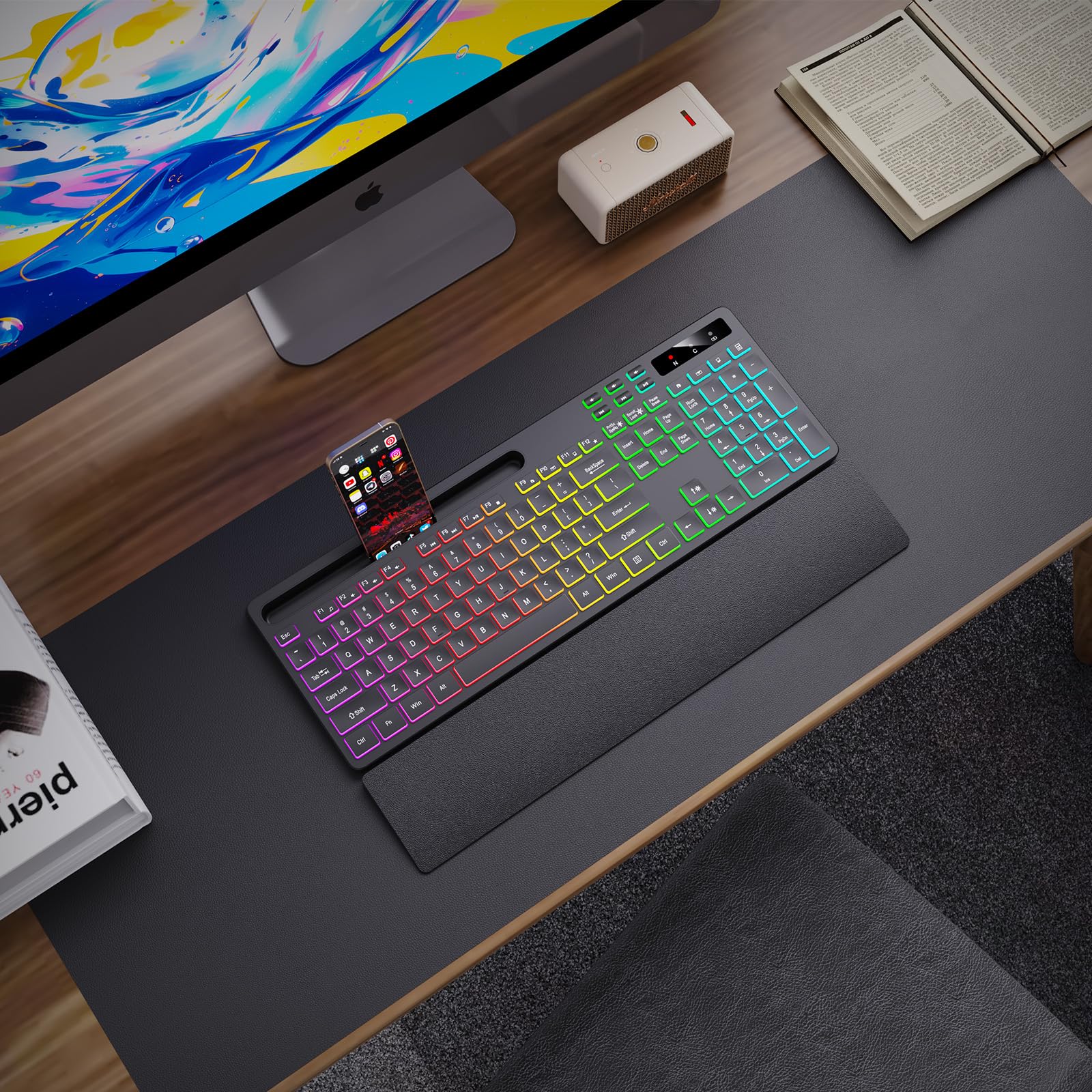 Soueto Tastiera wireless con 7 colori e 4 modalità RGB retroilluminata, tastiera ergonomica con poggiapolsi, supporto per telefono e tablet, tastiera per computer con illuminazione 2,4 G con tastiera