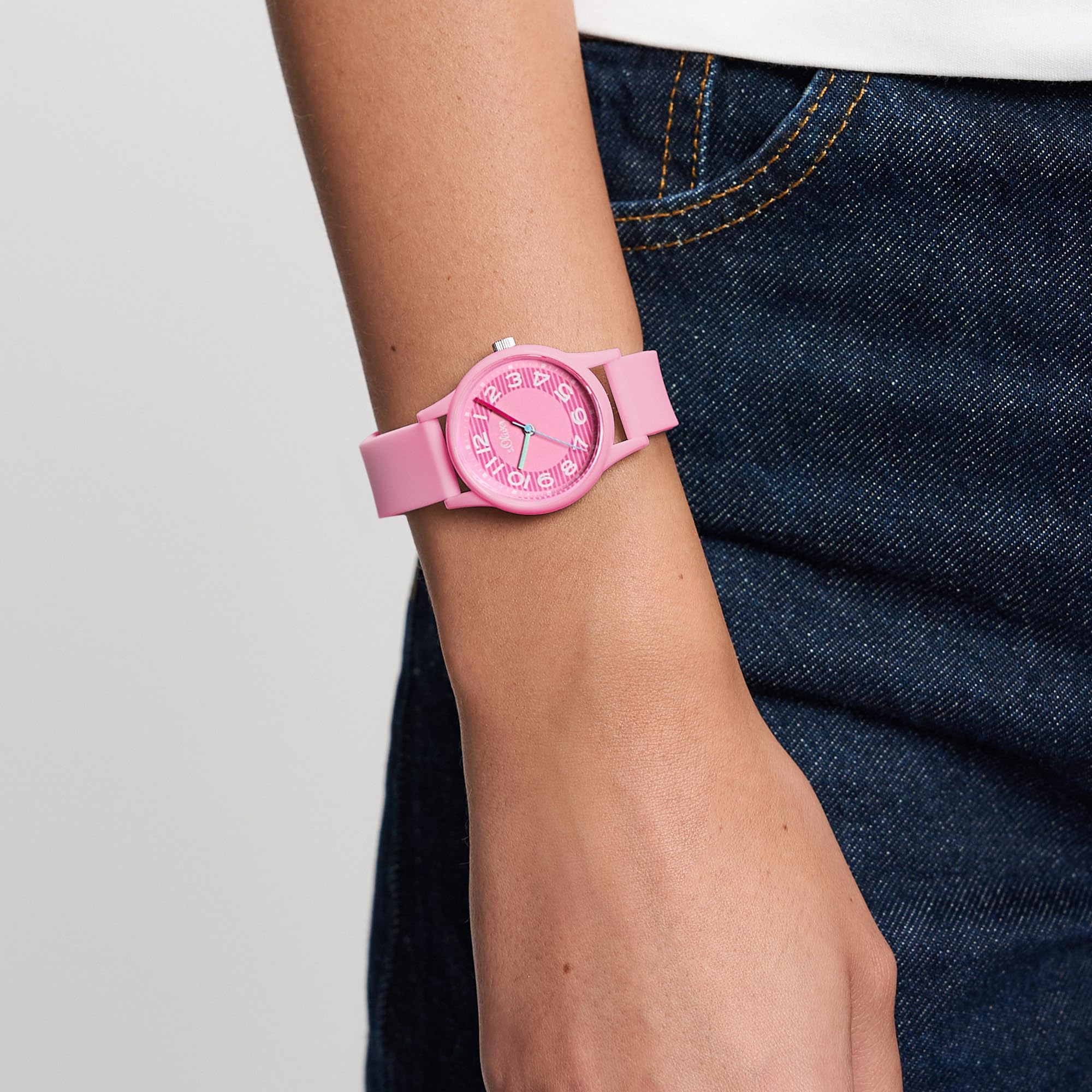 s.Oliver Armbanduhr mit Silikonband - 33 mm - Unisex für Damen, Herren und Teens - analoge Silikonuhr mit Quarzwerk - hoher 3 ATM wasserdicht - Kratzfest