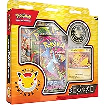 Collezione Pokémon Day 2026 del GCC Pokémon (una carta promozionale olografica, una moneta e tre buste di espansione), Edizione in Italiano