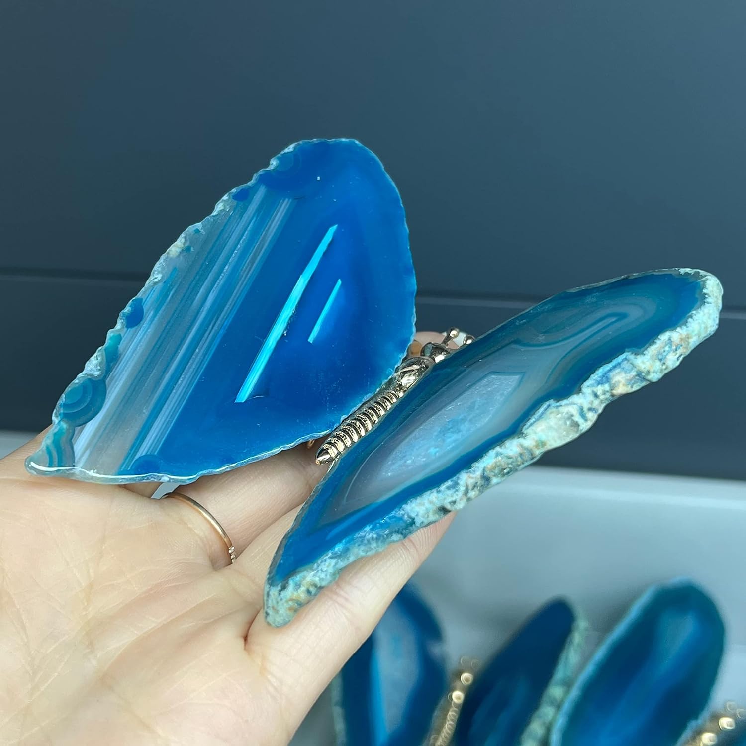 平和と縁起の良いクリスタルオブジェクト 自然な瑪瑙スライス蝶の形石の宝石工芸品 居間のポーチの家の装飾