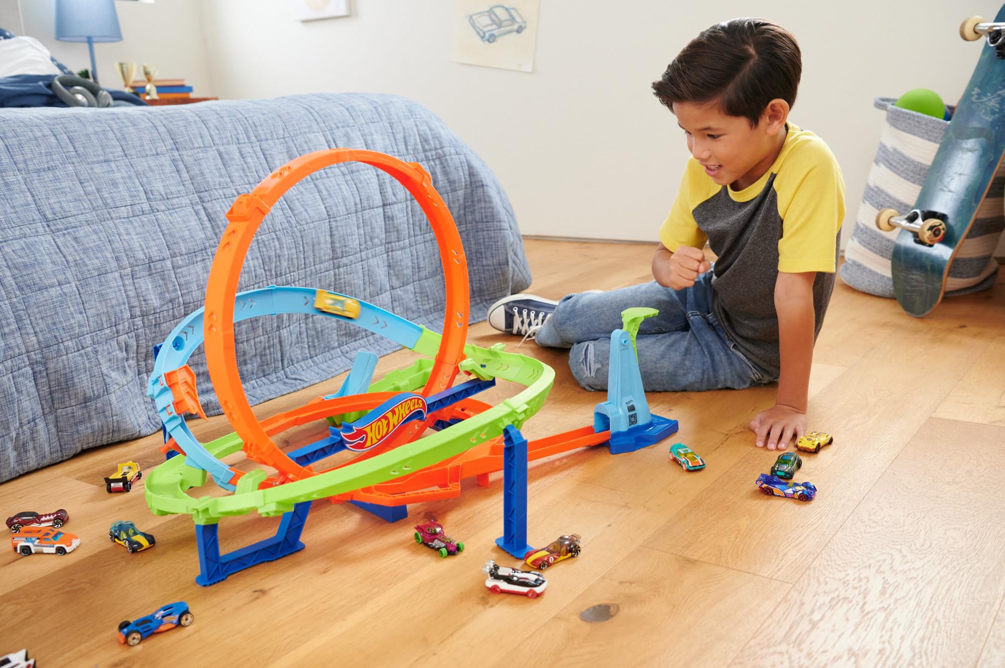 Hot Wheels Let’s Race Netflix - Coffret Circuit Loop Cyclone Challenge Gamme Action Avec Voiture, Échelle 1/64, 2 Modes De Jeu, Rangement Facile, Poignée De Transport, A Partir De 4 Ans, HXM94