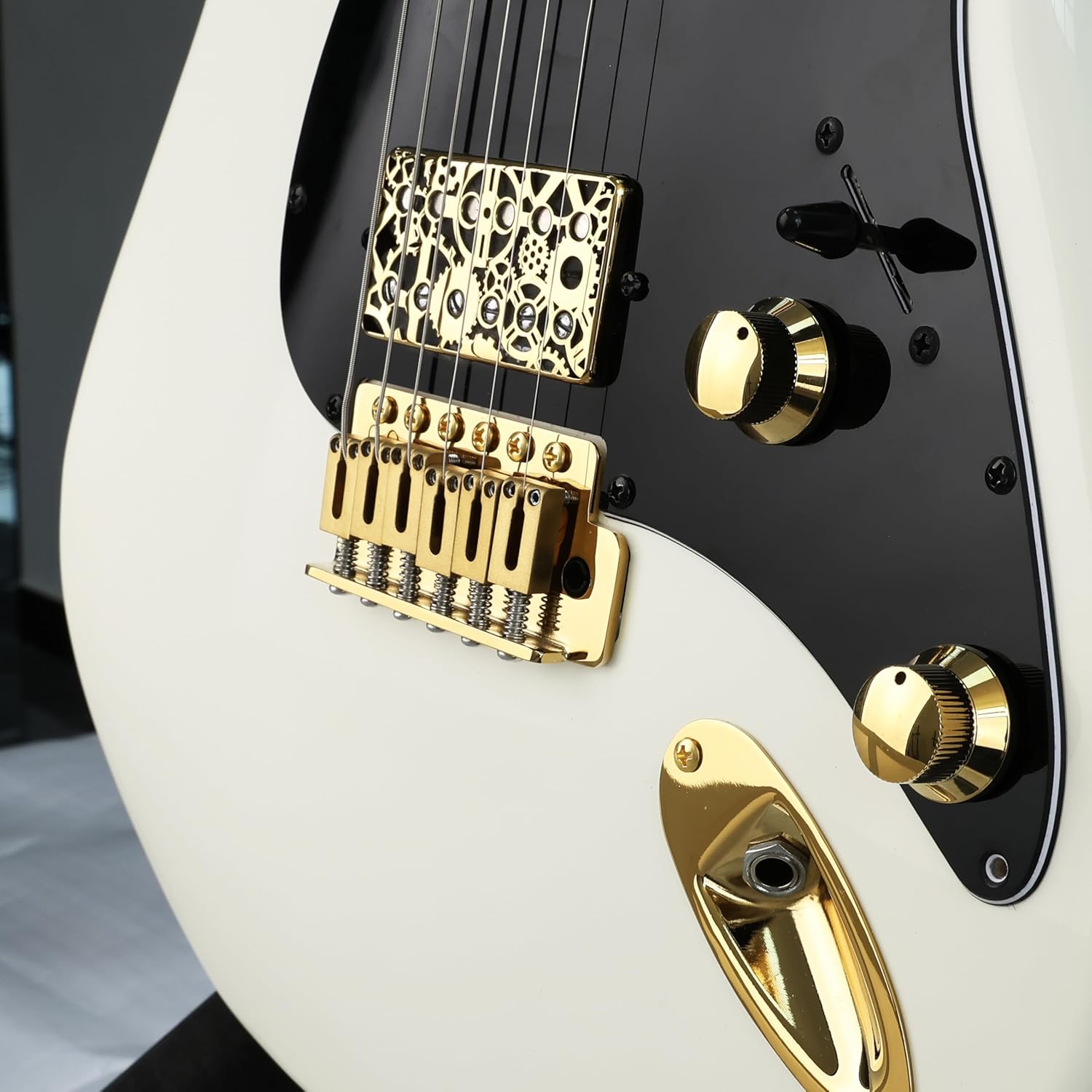 10.5mm Electric Guitar Bridge Gold 6 Point tremolo bridge with Stainless Steel Saddles Block Plate 6 String Guitar Bridge Compatible with Start ST Electric Guitar Replacement Parts