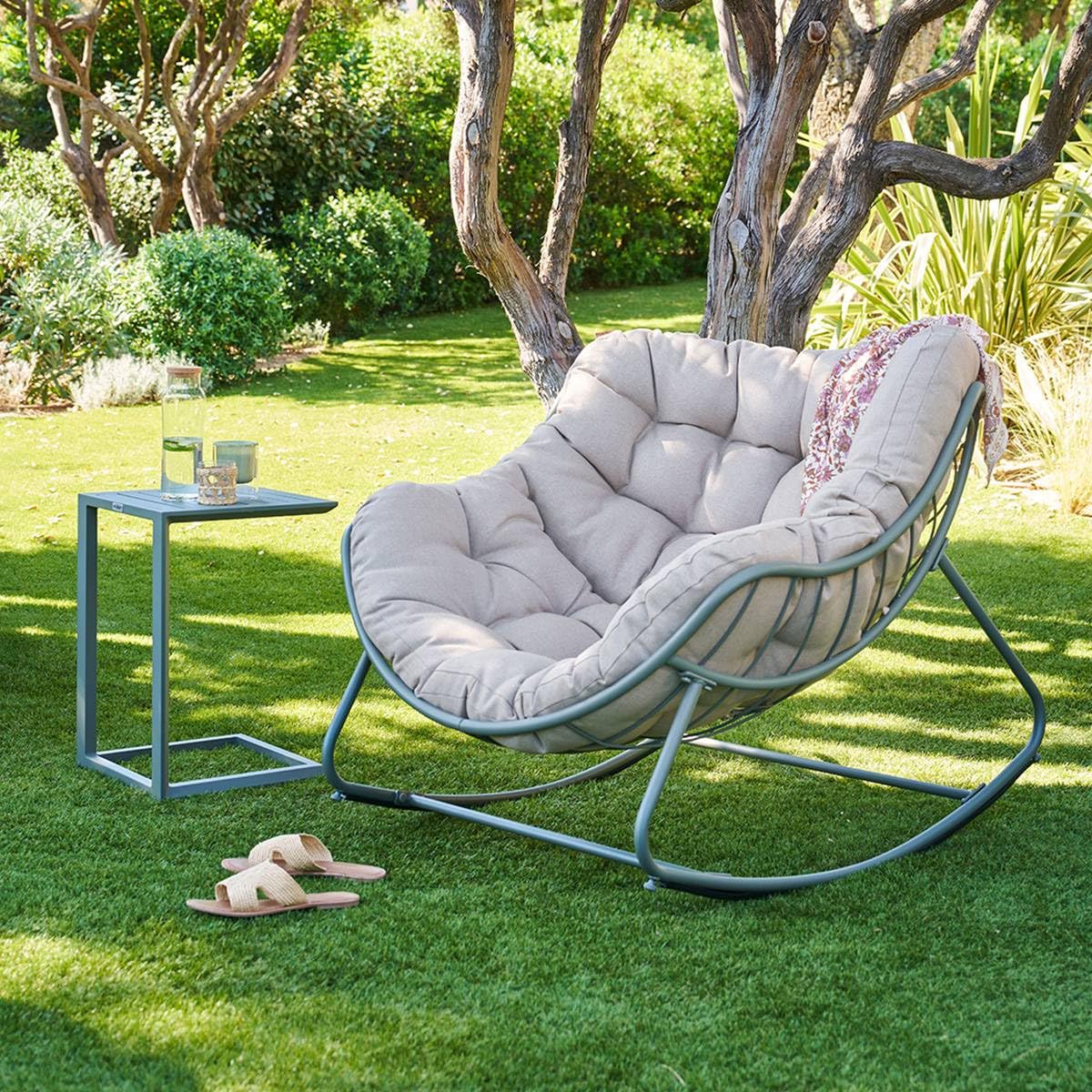 Hespéride – Sillón Balancín Paopao Beige/Verde Laurel – Acero Epoxi Antióxido – Cojín Acolchado Ultrabland – 96x109x83 cm