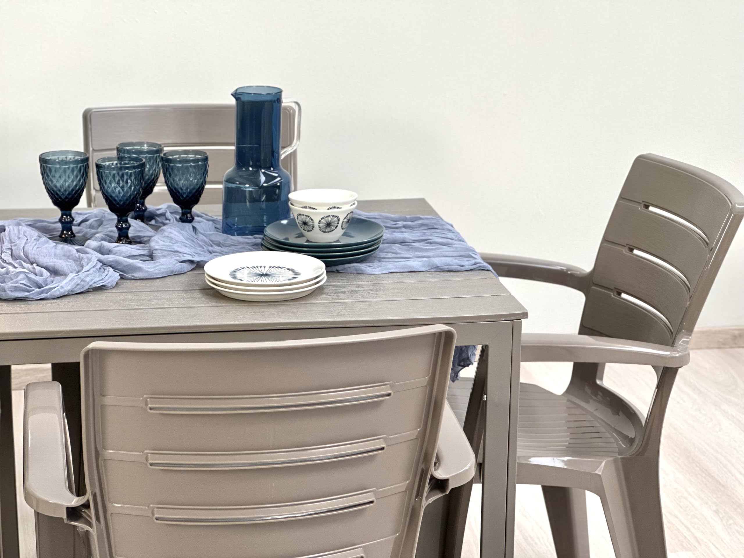 Ensemble repas de jardin ou d'extérieur pour 6 personnes effet bois taupe, table rectangulaire en acier peint avec lattes en polyéthylène, 6 chaises empilables en polypropylène - Thomas & Anita