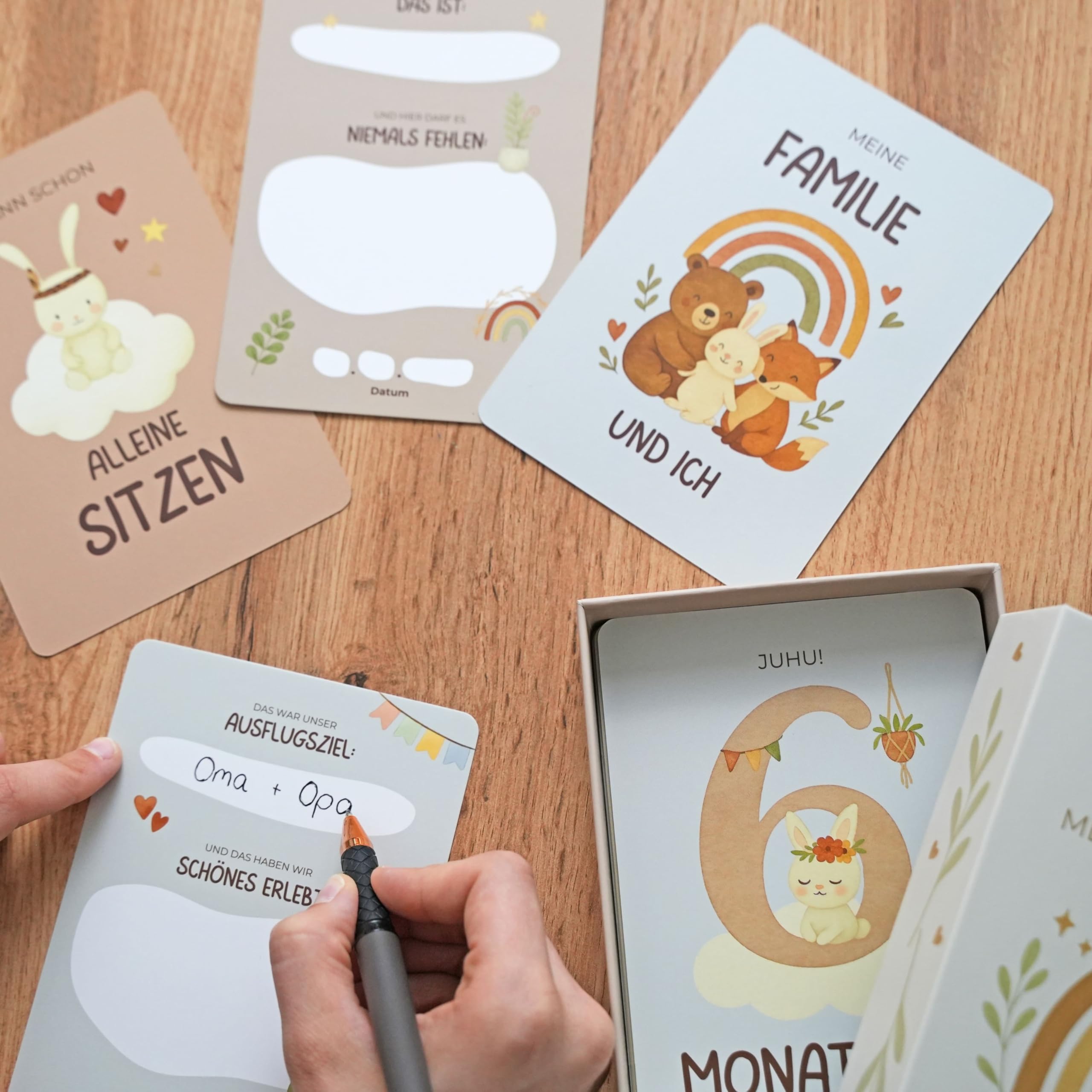 Meilensteinkarten Baby [Boho] 60 Monatskarten mit beschreibbaren Rückseiten – inkl. Geschenkbox und Holzaufsteller – Geschenk zur Schwangerschaft, Babyshower und Geburt