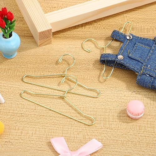 Miniatura 8 de jojofuny Ken - 10 perchas de ropa para muñecas, mini perchas de metal en miniatura, soportes para vestimenta de 2.5 x 1.3 pulgadas, dorado