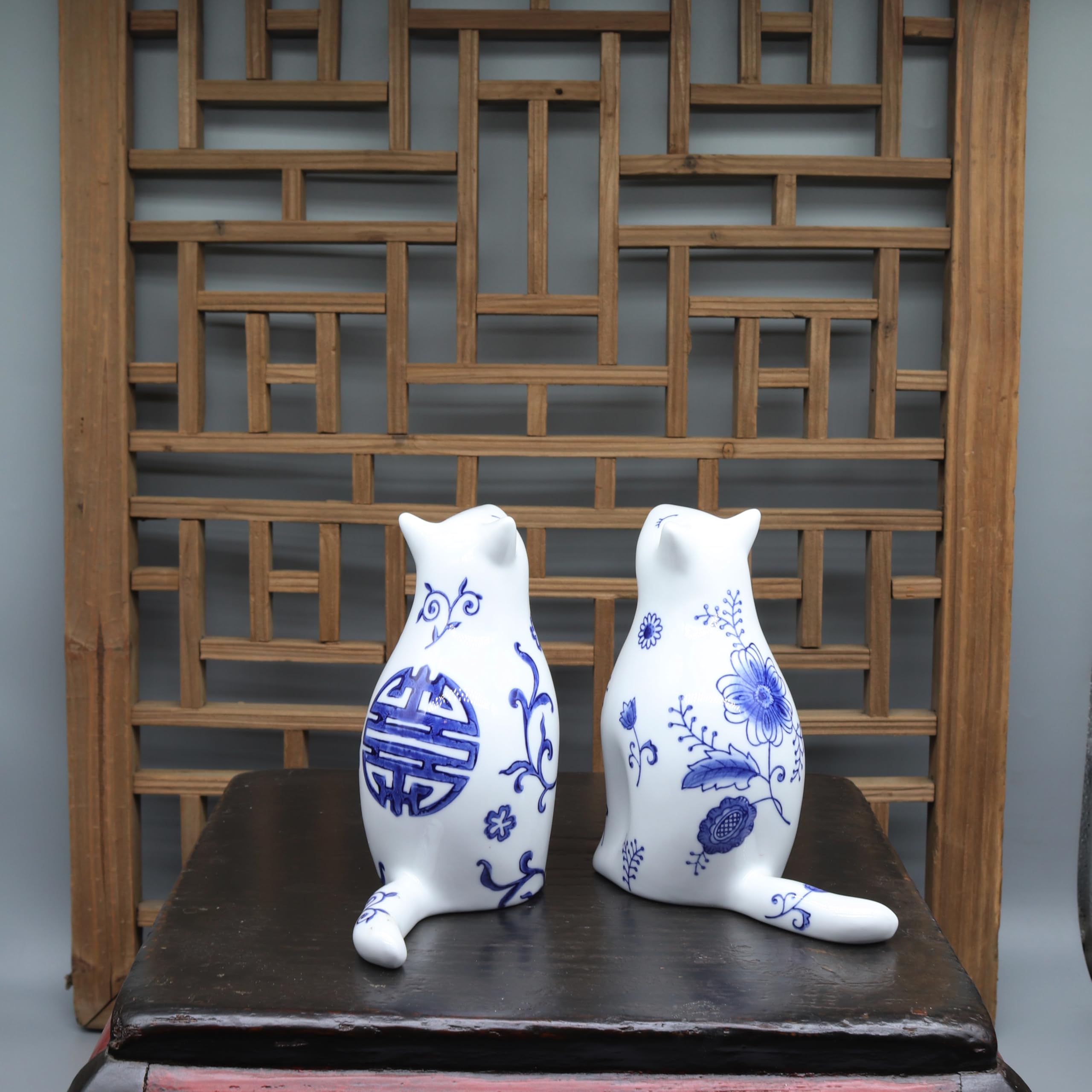 Eastern tide Figuras de gato de cerámica, patrón floral azul y blanco, juego de 2, 16 cm de altura, estilo de porcelana china