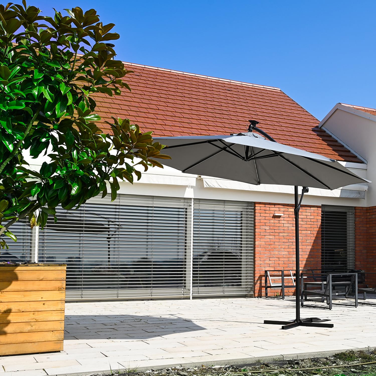 LEHMANN Sonnenschirm mit LED-Solar-Beleuchtung, Ampelschirm mit Ständer & Kurbel, Gartenschirm Wasserdicht & UV-Schutz, 360° drehbar, inkl.Schutzhülle, Sonnenschirm für Garten und Terrasse