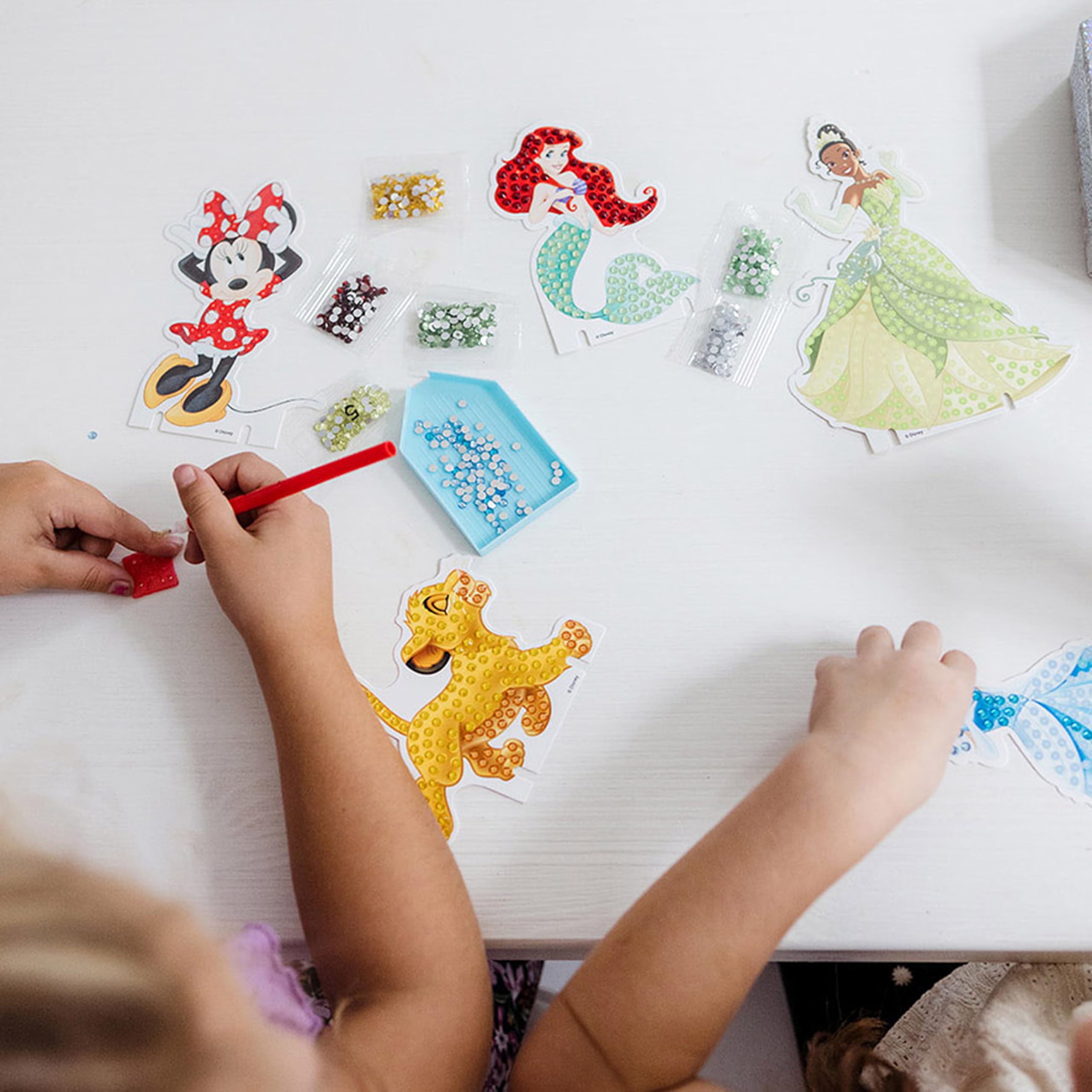 Totum Disney 100-lecie diamentowe figurki do malowania w pięknym pudełku prezentowym – 6 postaci Disneya do dekoracji ponad 850 diamentami w brokatowym etui rzemieślniczym, prezent dla dzieci