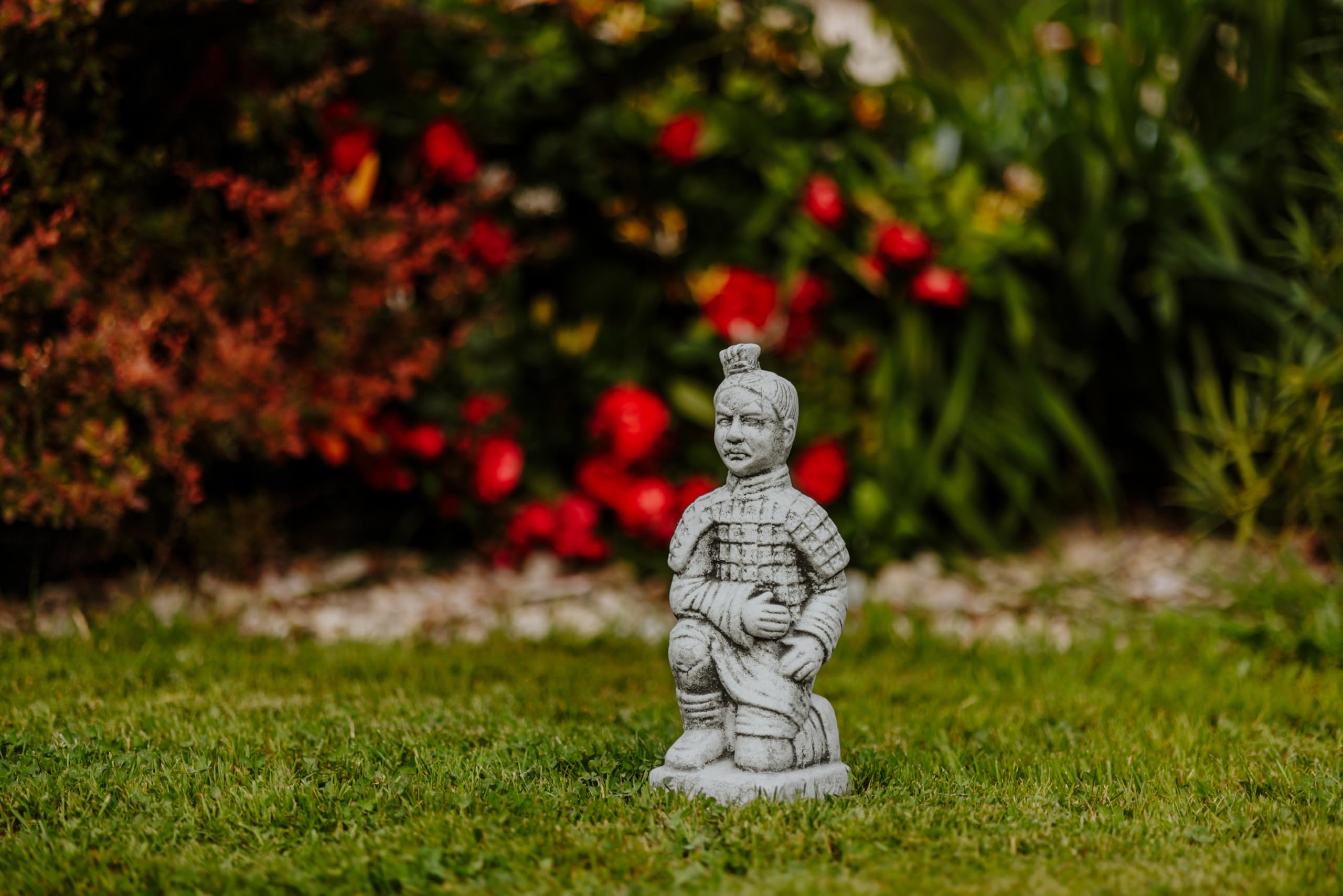 gartendekoparadies.de Statue kniender Terrakotta-Krieger-Motiv IV, Steinfigur, H. 31 cm, 2 kg, Grau, frostsicher aus Steinguss für Außenbereich