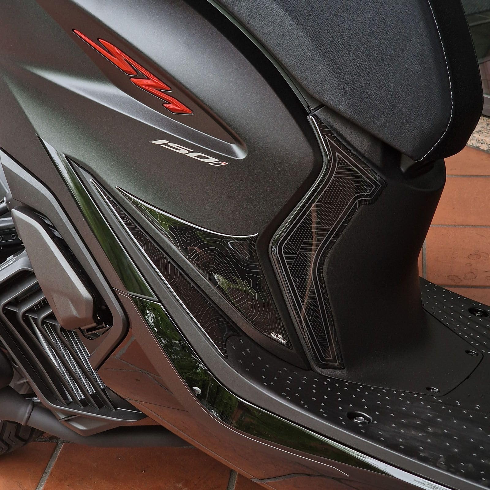 Resin Bike Kit Adesivi Moto Compatibile con Honda SH 125 SH 150 2020-2026. Protezioni Grip Moto Serbatoio Completa da Urti e Graffi. Adesivi Resinati con Effetto 3D Made in Italy