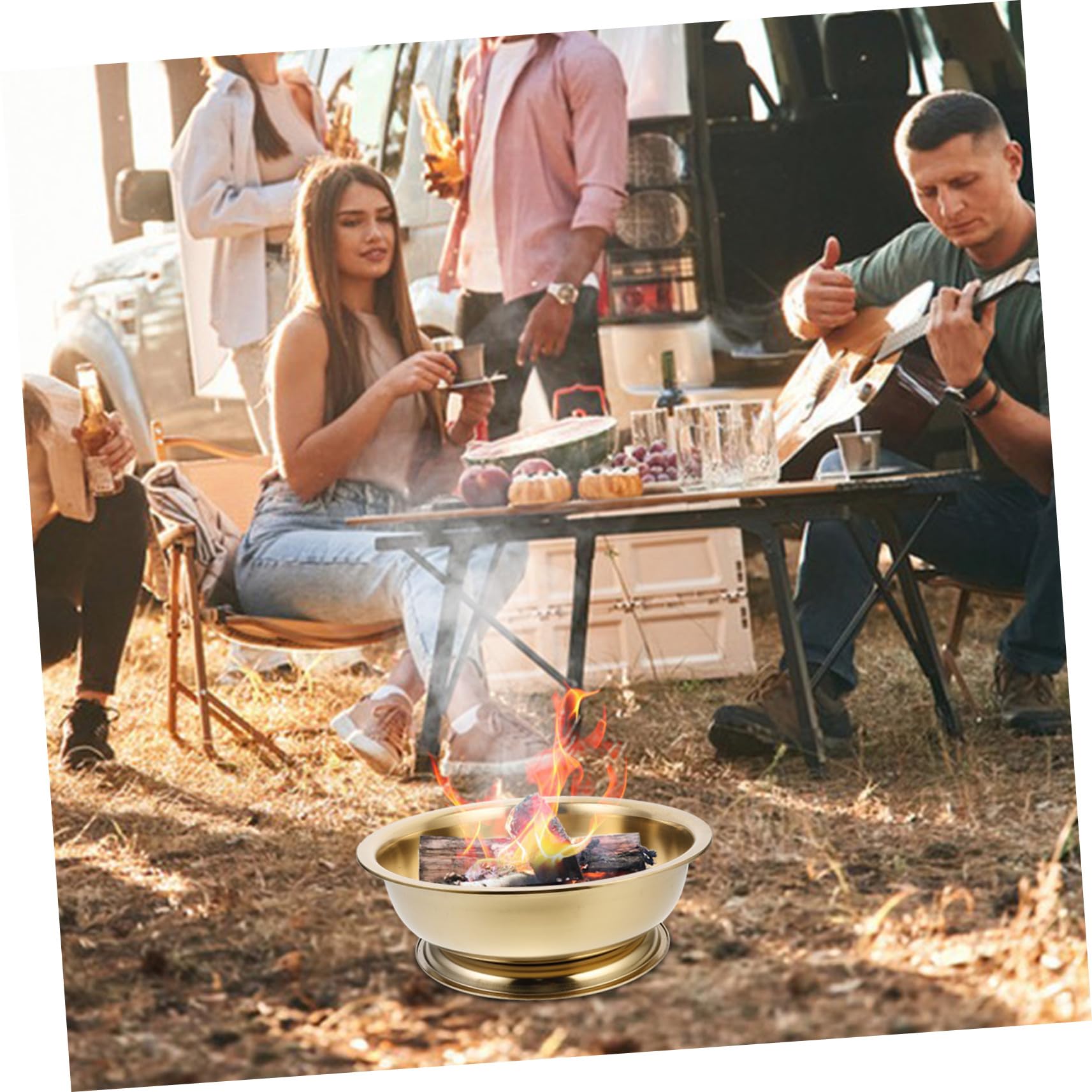 Große Feuerstelle aus Eisen für Traditionelle Rituale und Familienfeste Goldfarbene Feuerschale mit Verformungsbeständigem Material und Ästhetischem Design