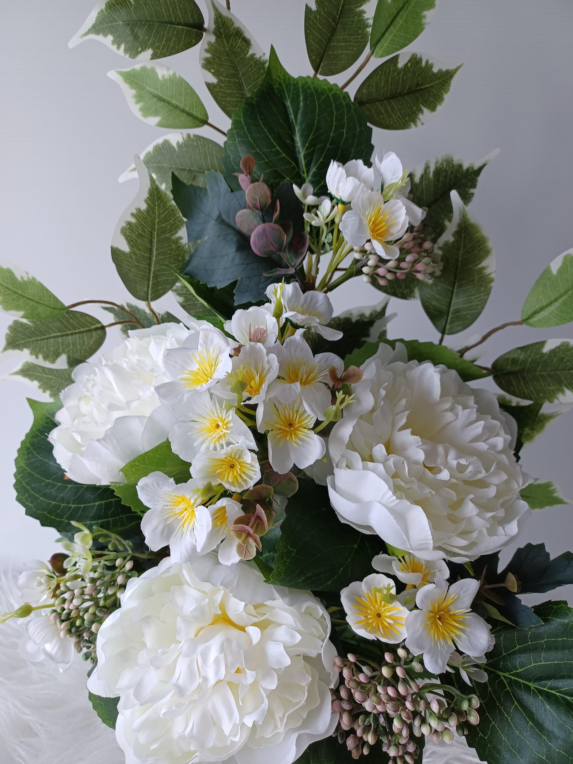 Composition de Fleurs Artificielles en Cône Lesté Ciment pour Une Parfaite Tenue à L' extérieur. Réalisé par nos Soins, Fleurs de Qualité.