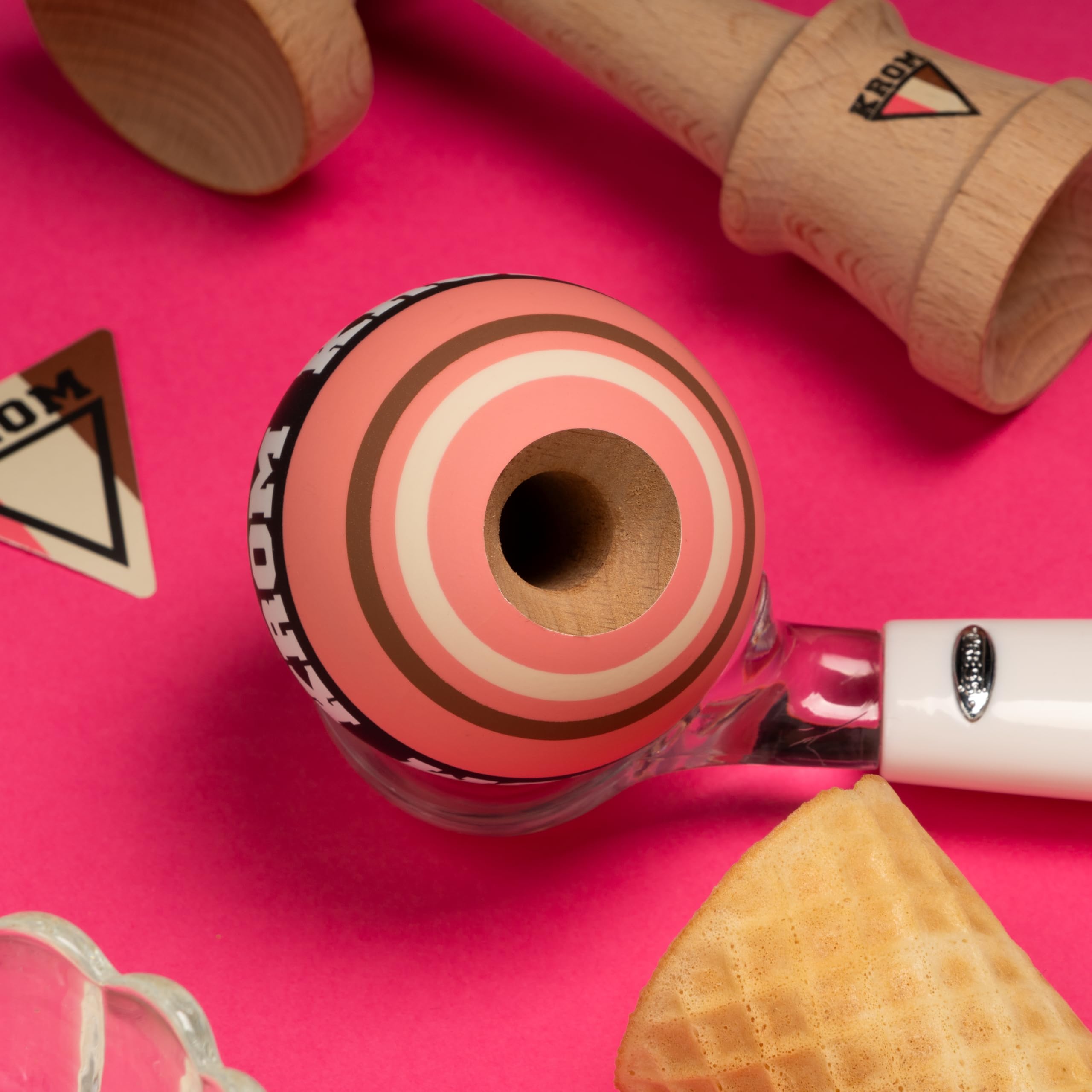 KROM Kendama STROGO Neapolitan Strawberry – Kendama de Madera para Principiantes y Jugadores avanzados – Juego de Habilidad para Uso Interior y Exterior – Juguete de Madera con Cuerda y Bola