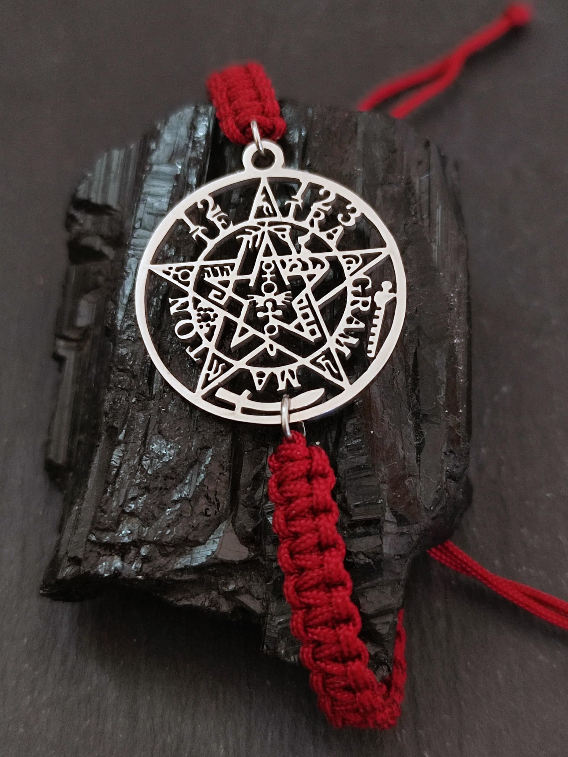 Simboliks Tetragrammaton Pulsera Amuleto de la Suerte Protección Pentagrama Regalo Hombre y Mujer poderoso Talismán de protección personal Pentáculo Ajustable granate Pulsera de Regalo