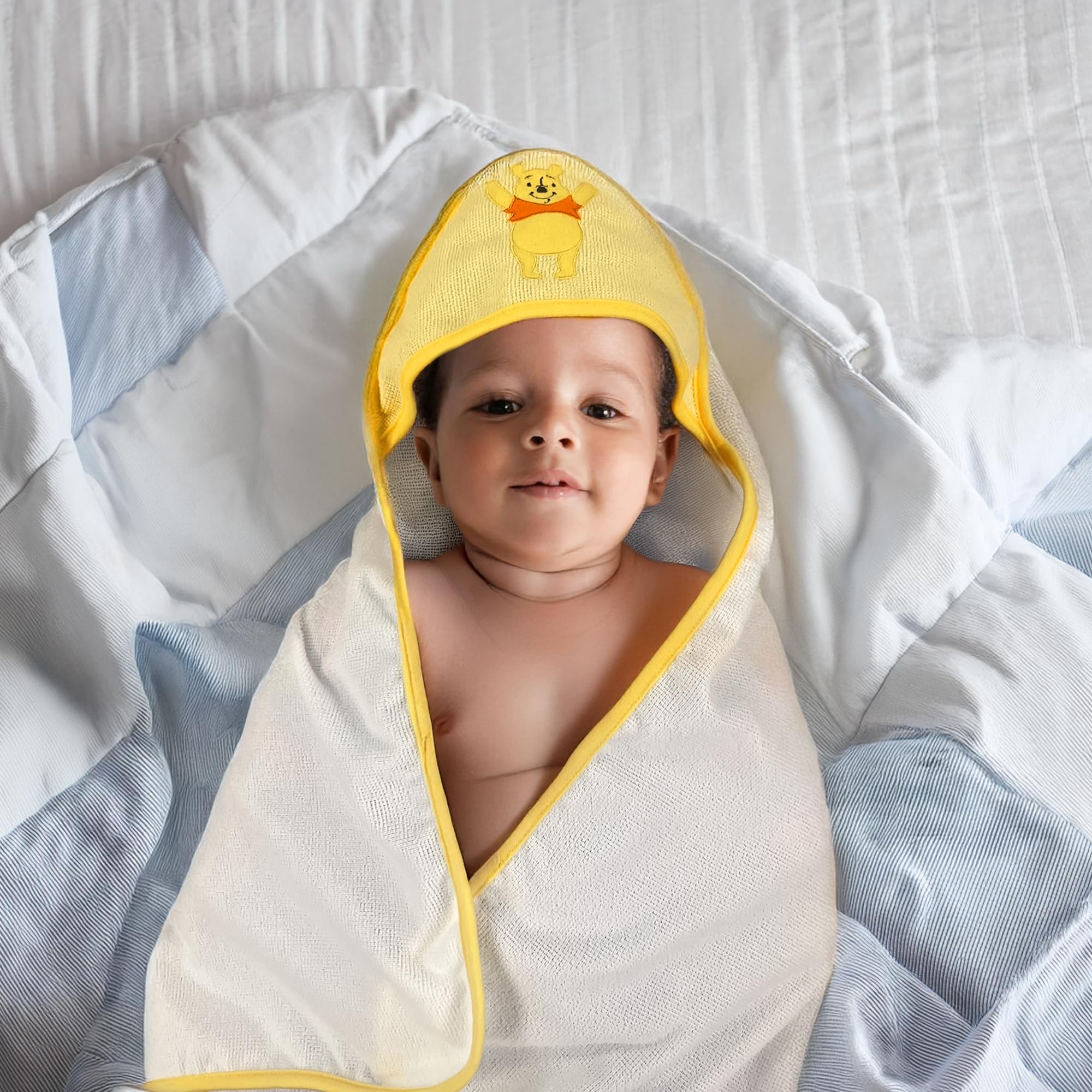 Cudlie Winnie Puuh Badetuch-Set mit Kapuze für Babys, enthält EIN Kapuzenhandtuch und 5 Waschlappen, Gelb/Weiß, offizielles Lizenzprodukt