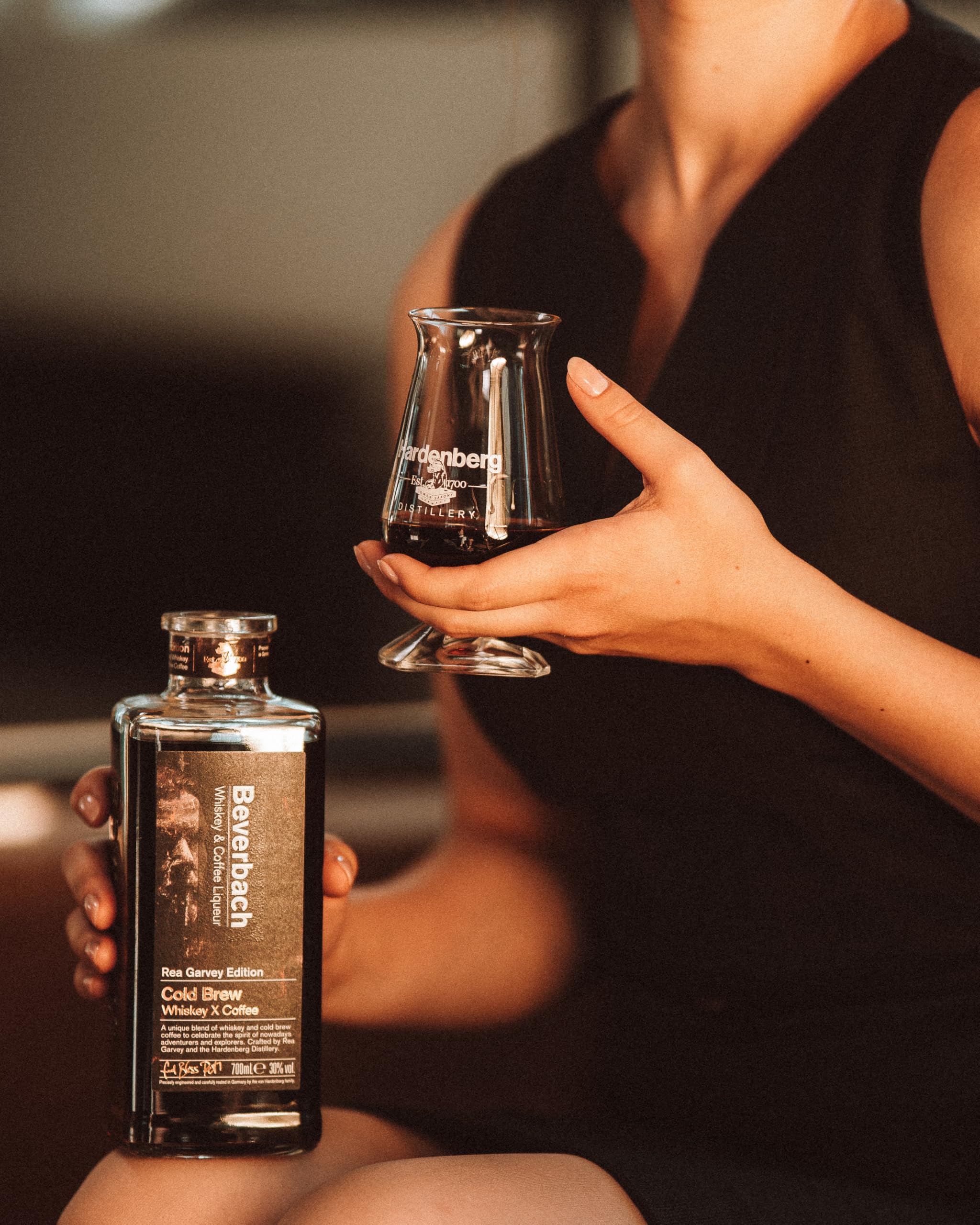Beverbach Cold Brew - Whiskey X Coffee Liqueur I Rea Garvey Edition I in Geschenkhülle I Kaffeelikör I 100% Fairtrade Arabica Coffee I 30% vol. I 0,7 l (Packung mit 2)