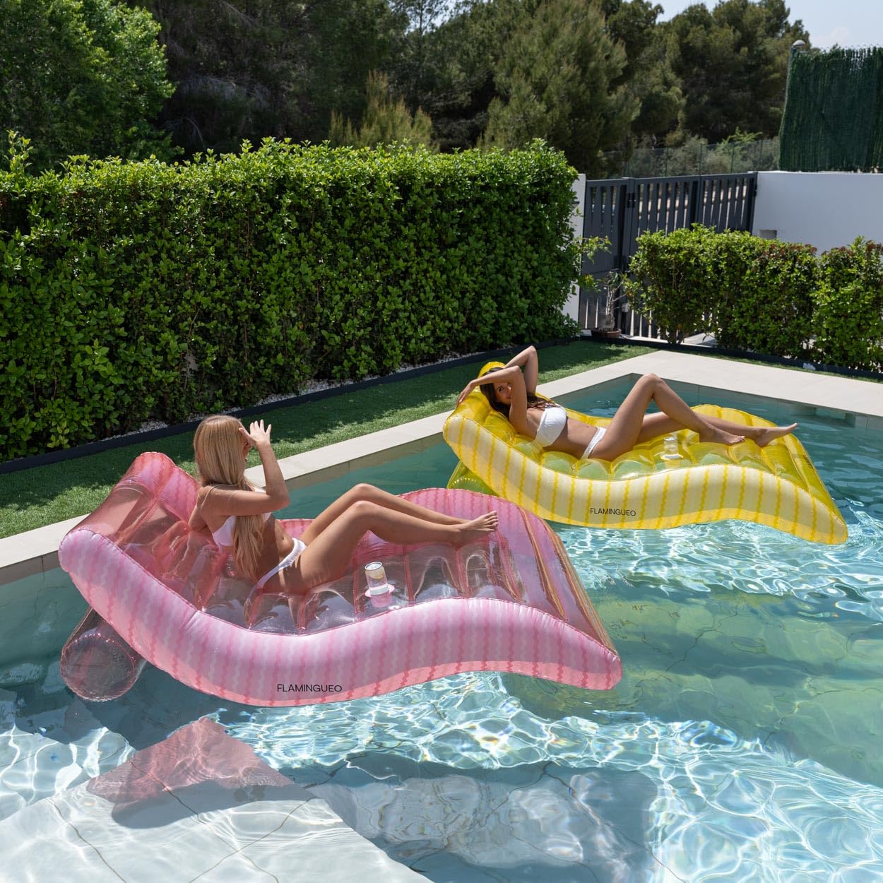 Flamingueo Wasserhängematte - Mit Cupholder - Widerstandsfähiges PVC - Design Streifen, Doppelventil