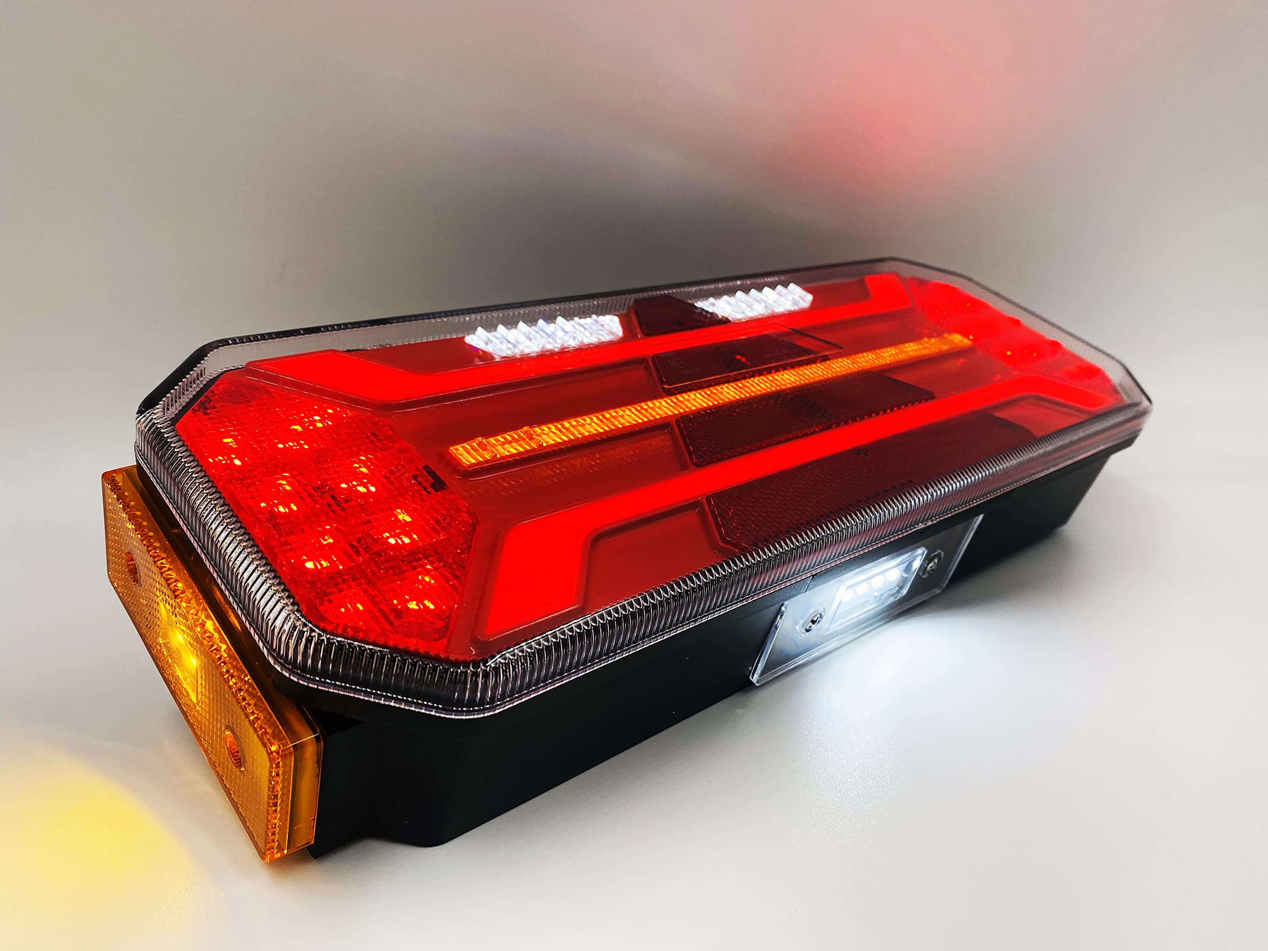 PILOTO LED 7 FUNCIONES TRIÁNGULO INTEGRADO INTERMITENTE DINÁMICO CON LUZ MATRÍCULA 12V 24V HOMOLOGADO (LadoIzquierdo)