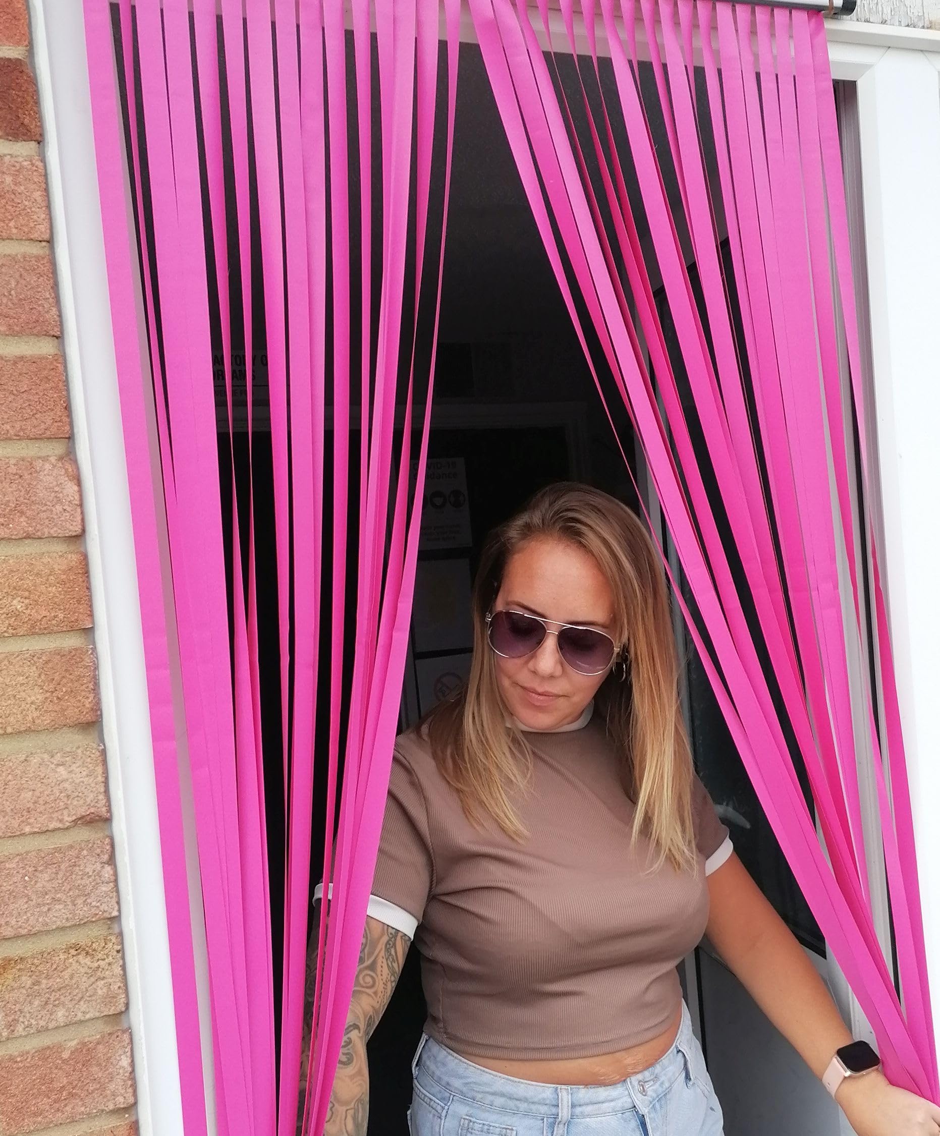 Rideau de porte pour cadre en bois rose fluo 90 cm : séparez vos pièces avec style
