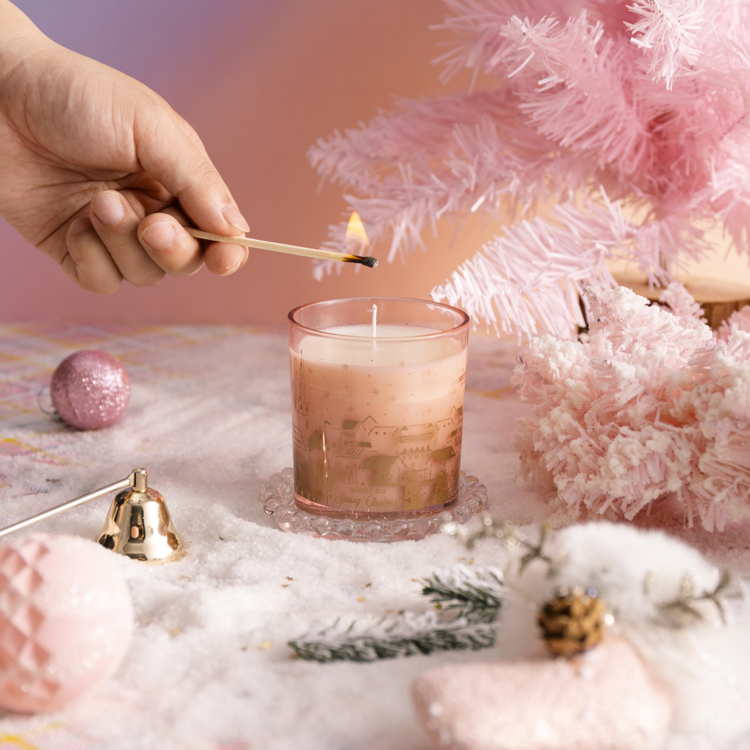 ROMIIE ZOI Vela perfumada de Navidad – Vela de cera de soja de 6 onzas, Navidad nevada, infundida con aroma navideño nevado, caja de regalo rosa y dorada empaquetada para regalo de Navidad