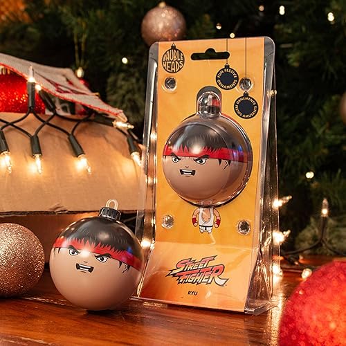 Vista 3 de Numskull Bauble Heads - Adorno oficial de Street Fighter Ryu para árbol de Navidad, decoración colgante de bola de Navidad de metal beige
