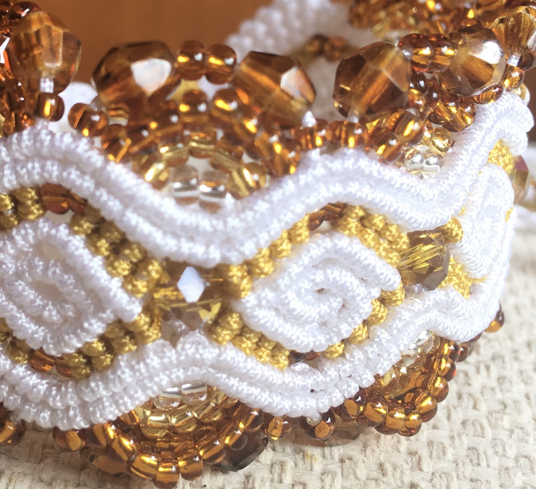 Pulsera macramé blanca y oro artesanal con cuentas cristal en tono ámbar en degradé, cierre ajustable