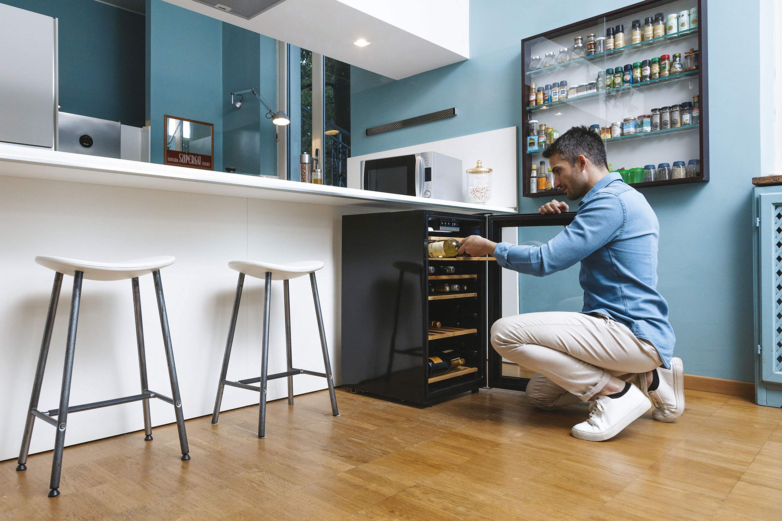 Candy CWC 154 EEL/N, Vinoteca, Capacidad 41 botellas, Wi-Fi, Luces LED, Baldas madera, Tratamiento anti uv, Puerta doble cristal reversible, 39dba, Clase A, Negro, 41 botellas plus Wi-Fi