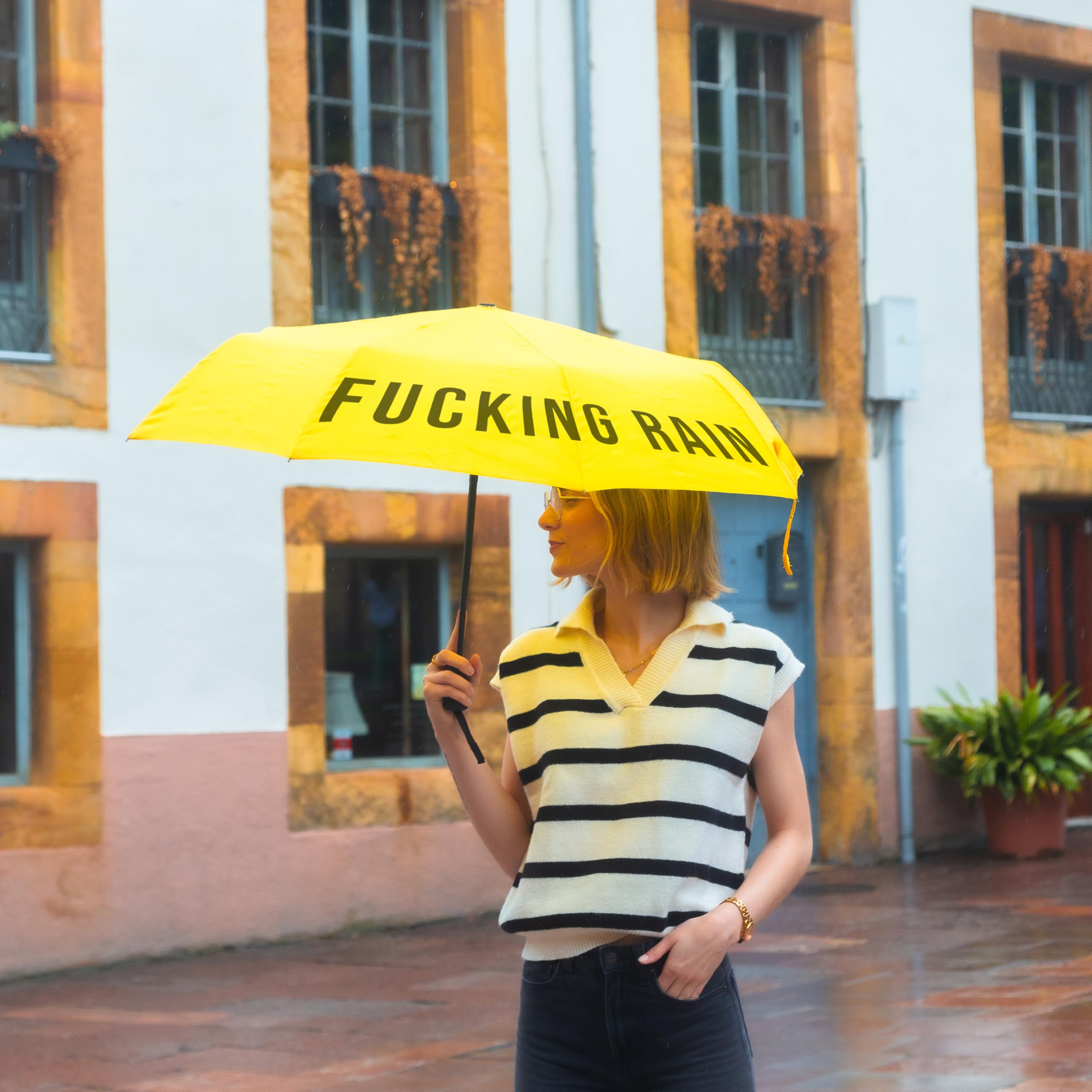 Fisura - Oryginalny składany parasol „f*cking rain”. Mini parasolka żółto-czarna. Mała parasolka damska. Automatyczny składany parasol. Parasol podróżny.