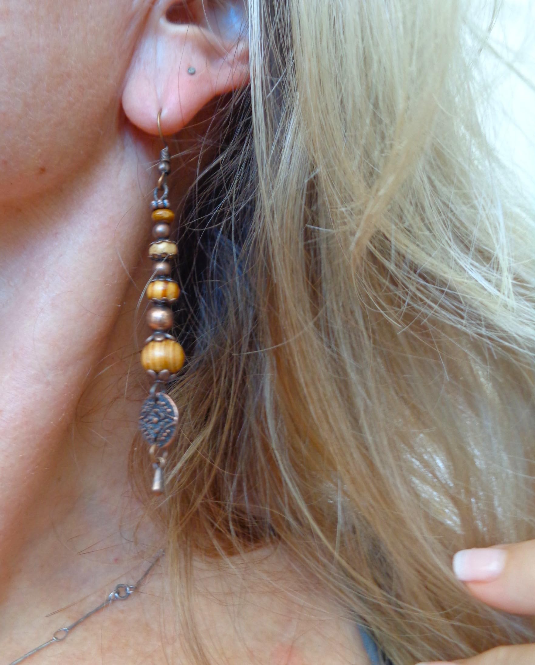 ⊹⊱✿❃ ORECCHINI LUNGHI CON DISCO FLOREALE E RADICE DI RAME E PENDENTI ❃ ✿⊰⊹ orecchini lunghi con perline di legno e pendenti nei colori del rame