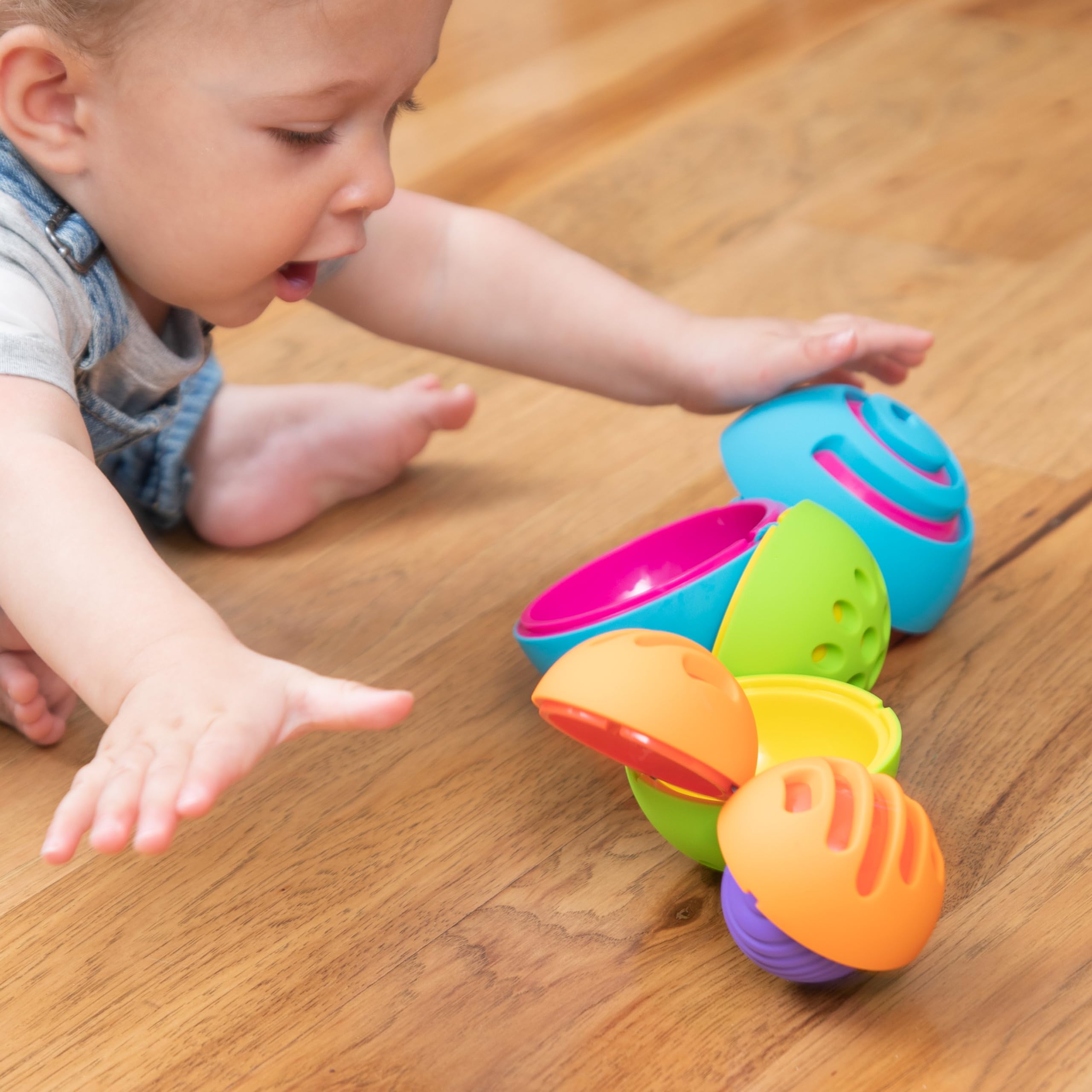 Fat Brain Toys, Oombee Ball, 4 Bolas encajables con texturas para bebés, juguete de aprendizaje infantil, juego seguro, estimulación sensorial, para niños preescolares desde 10 meses, Bizak (30690230)