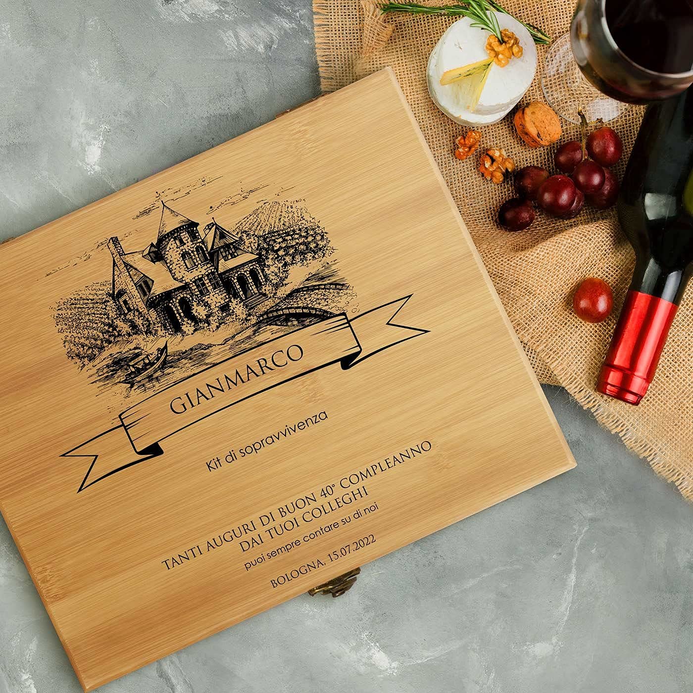 Maverton Accessori da vino La Dedica - Kit da Sommelier Personalizzato - Scatola in legno di bambù + 8 pezzi di Accessori Vino - regalo uomo - regalo di Natale - Il kit