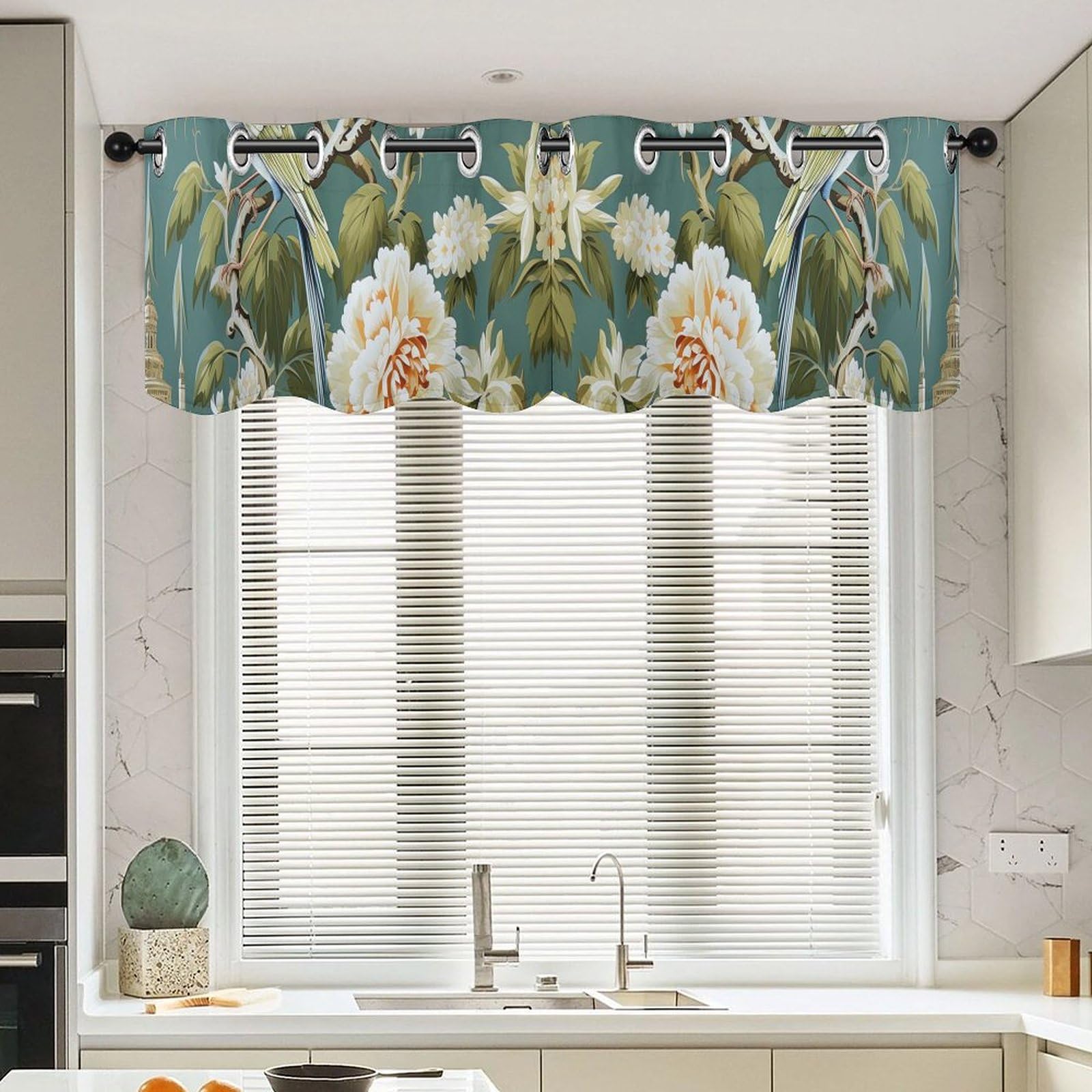 Cortinas cortas opacas para evitar miradas en la cocina con cenefa verde pagoda
