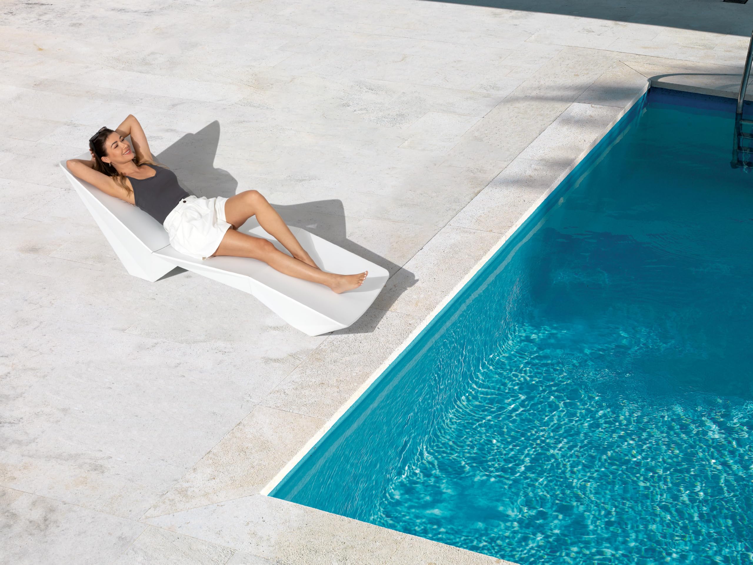 K-LINA Bain de Soleil Blanc Mat – Transat Design Ergonomique en Polypropylène, Chaise Longue Extérieure Moderne avec Dossier Ouvert, Confort Durable pour Jardin, Terrasse, Piscine et Hôtel (175 cm)
