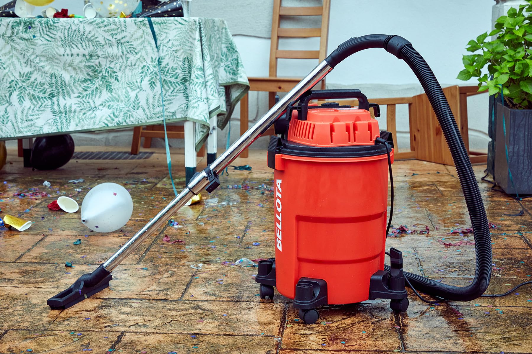 Bellota ASL2500SE - Aspirador con cable para aspirar restos líquidos y sólidos sincronizado, 25L, 2KW, Manguera (32mm Ø) de 2 metros, Tubo extensible metálico (440mm), enchufe sincronizado, con ruedas