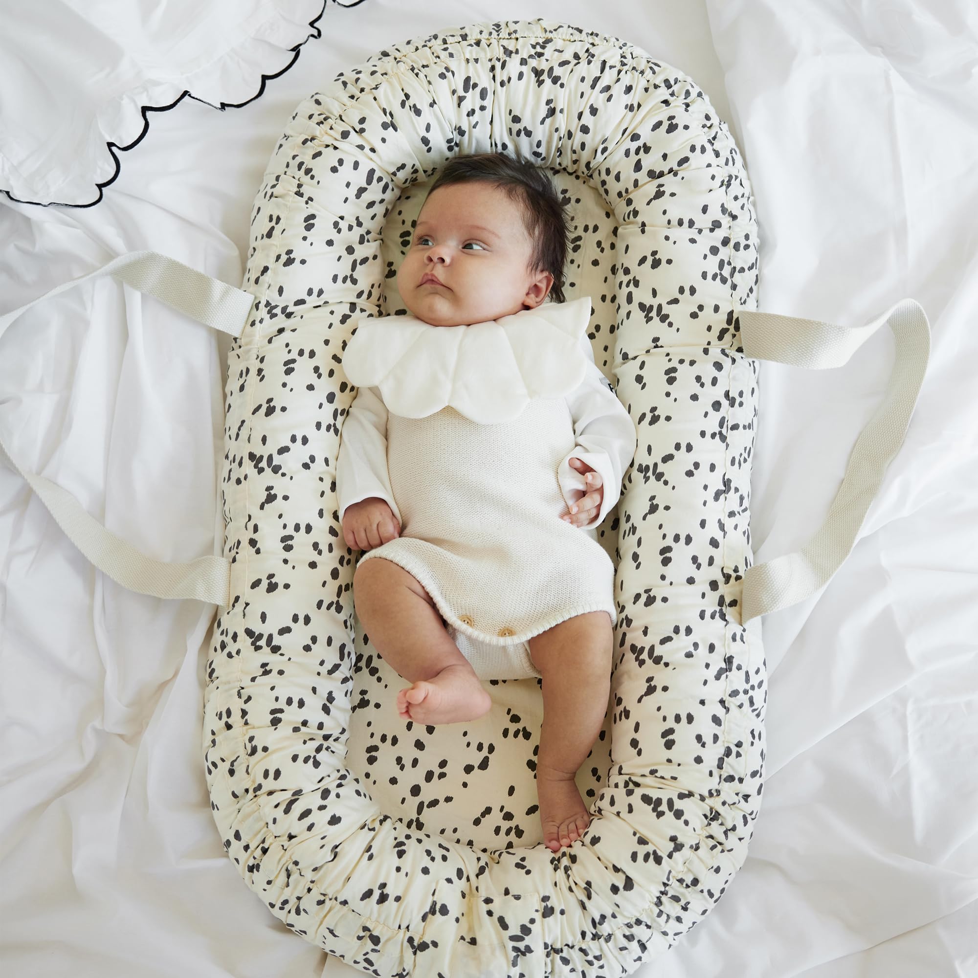 Elodie Details Reducteur de Lit Bebe Baby Nest Cocon Bebe portable pour nouveau-né, lavable 100% Coton 78x45 cm - Dalmatian Dots