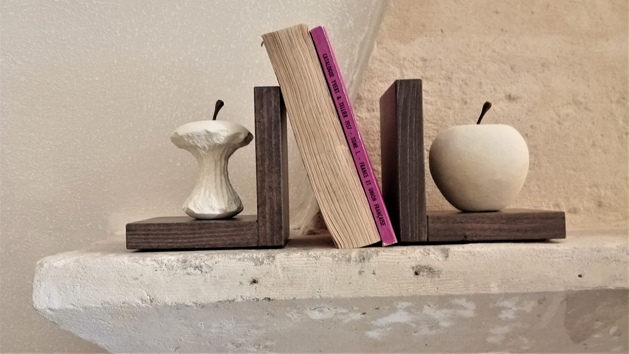 Progetto Arte. Par de sujetalibros Manzana/Manzana Mordida. Escultura de Piedra sobre Base de Madera. Objeto Hecho a Mano.Q027T+Q027M