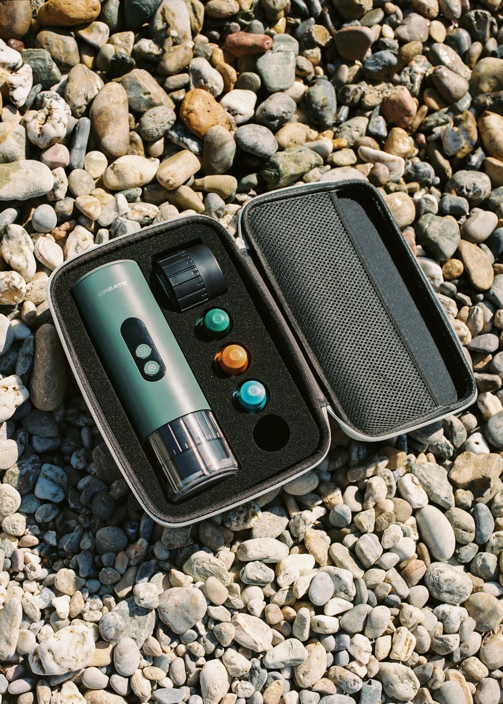 CREATE / THERA MOVE/Cafetera express portátil con funda de transporte para cápsulas y café molido verde sage/Preparación en frío y en caliente, 15 bar, capacidad de 80ml, 150W