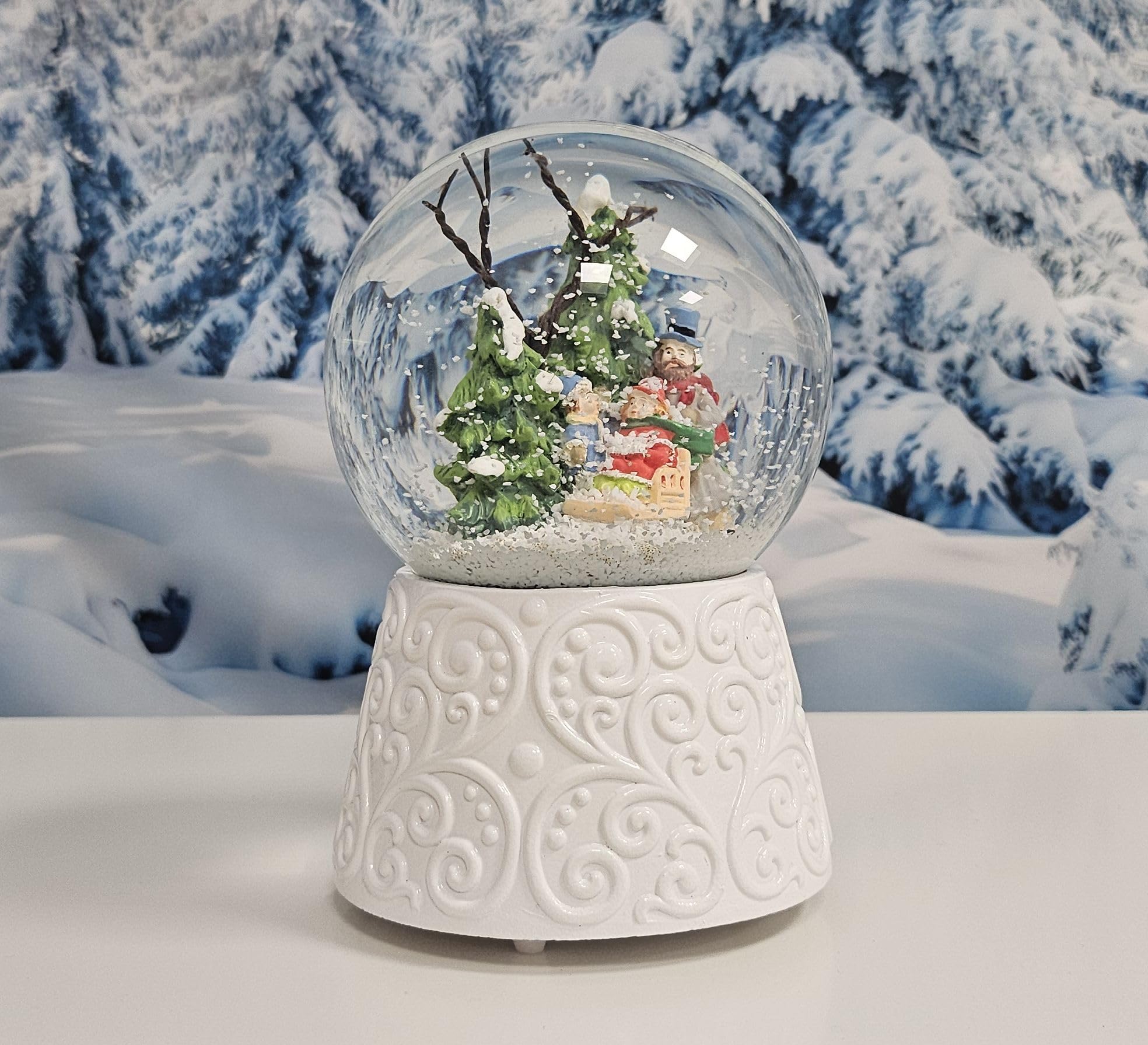 Schneekugel Weihnachten mit Musik | Winterspaziergang mit Familie | Sockel weiß Nostalgie | H: 14cm B: 10 cm | Schüttelkugel Weihnachten Winter mit Spieluhr | 20150