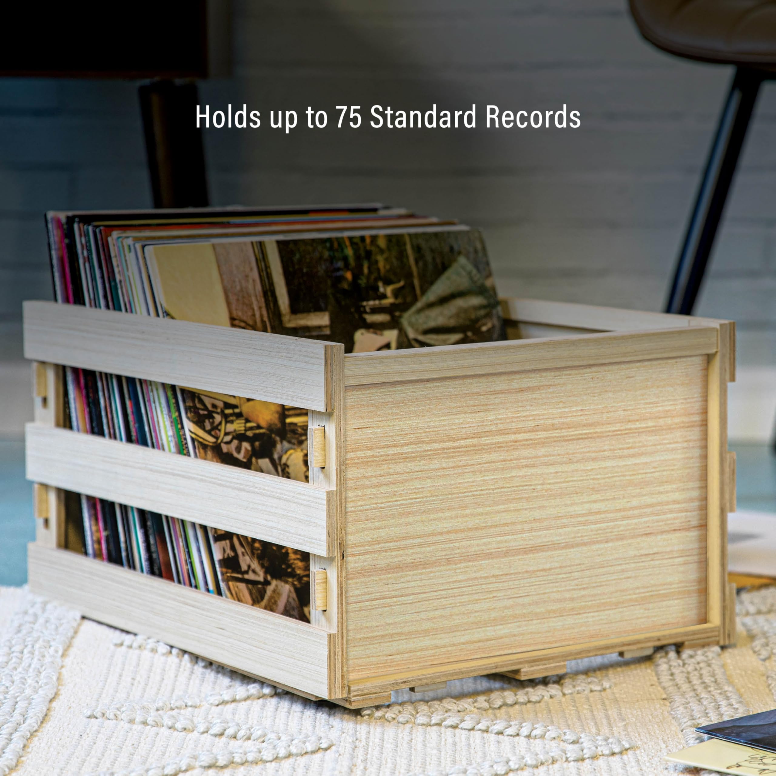 Crosley AC1050A-BB - Caja de almacenamiento de discos de vinilo de madera para hasta 75 álbumes, organizador portátil con asas, color natural