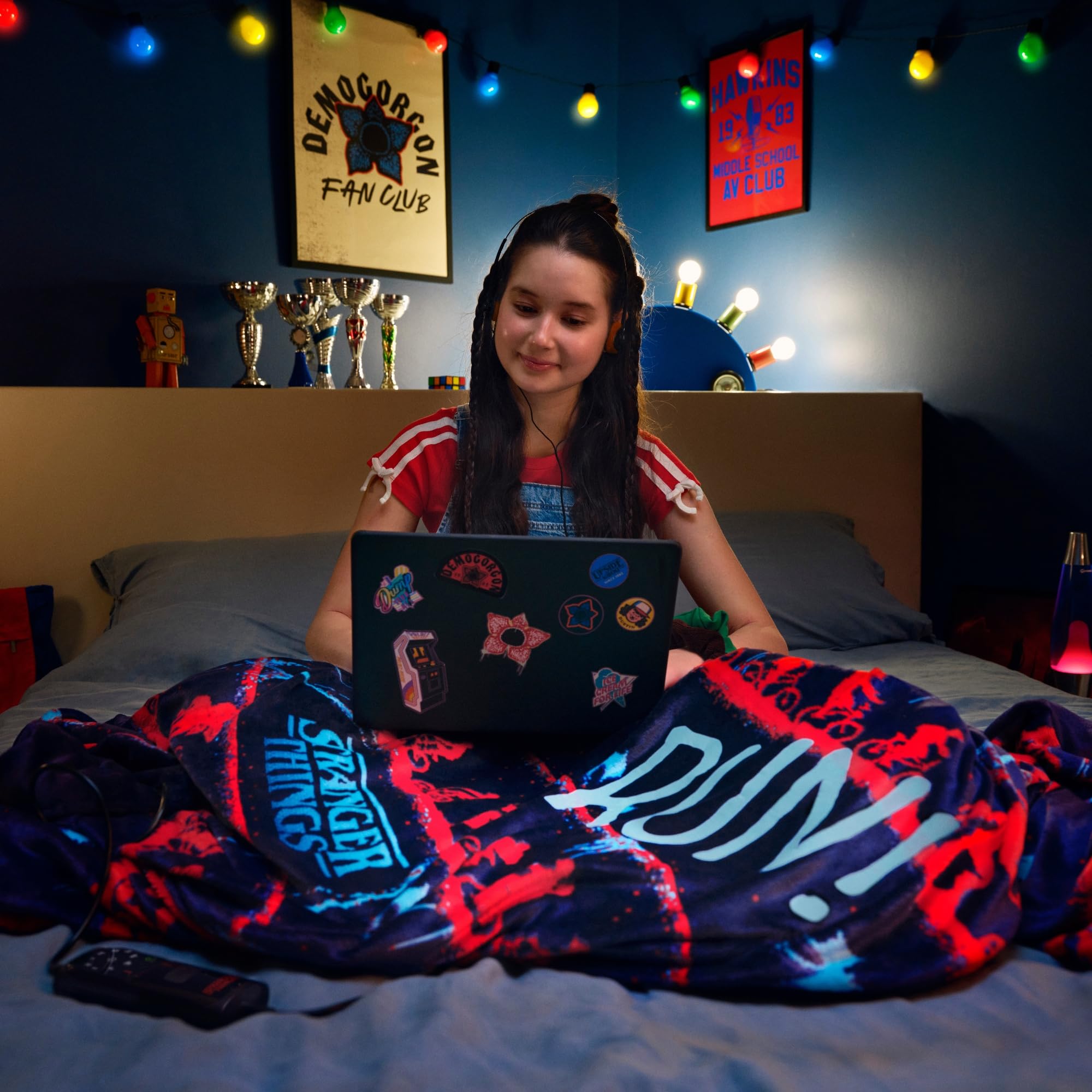 Imetec Couverture Chauffante - Plaid Électrique Officiel Netflix - Design Motif Emblématique de la Série Stranger Things - Bleu et Rouge sur Fond Violet - Dimensions 180L x 140l cm