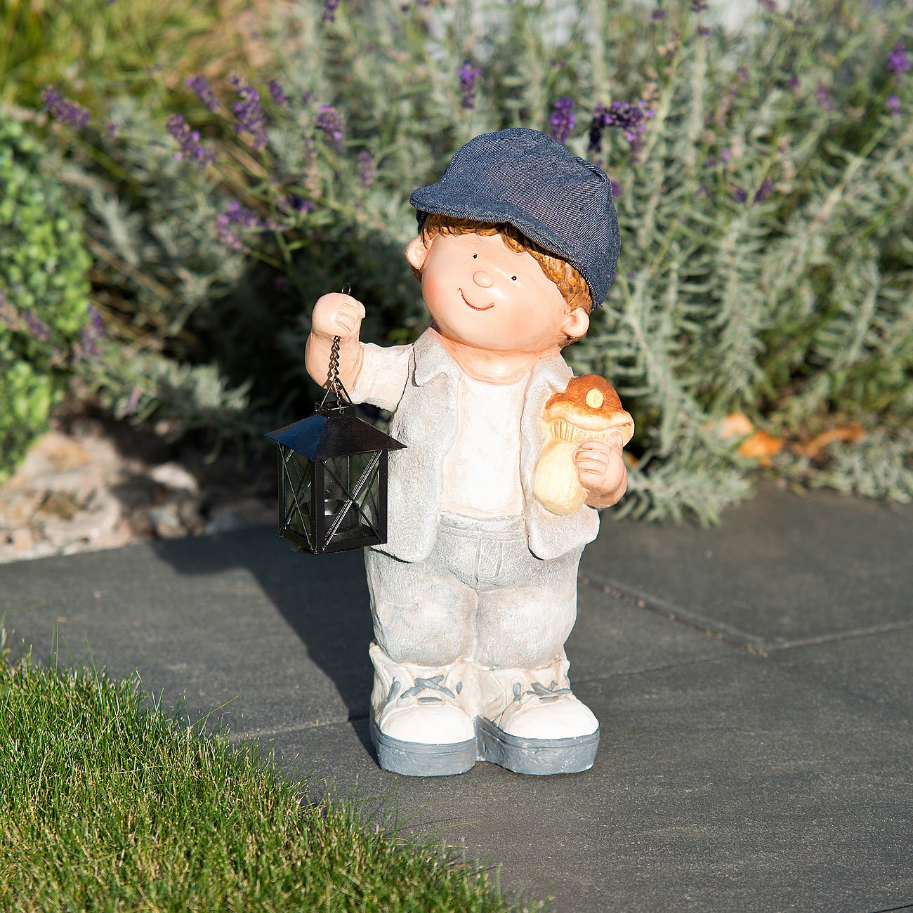 Royal Gardineer Magnesia Figuren: Handbemalte Deko-Figur Klein-Willy mit Laterne (Garten Deko, Gartenfigur mit Laterne, Mini)