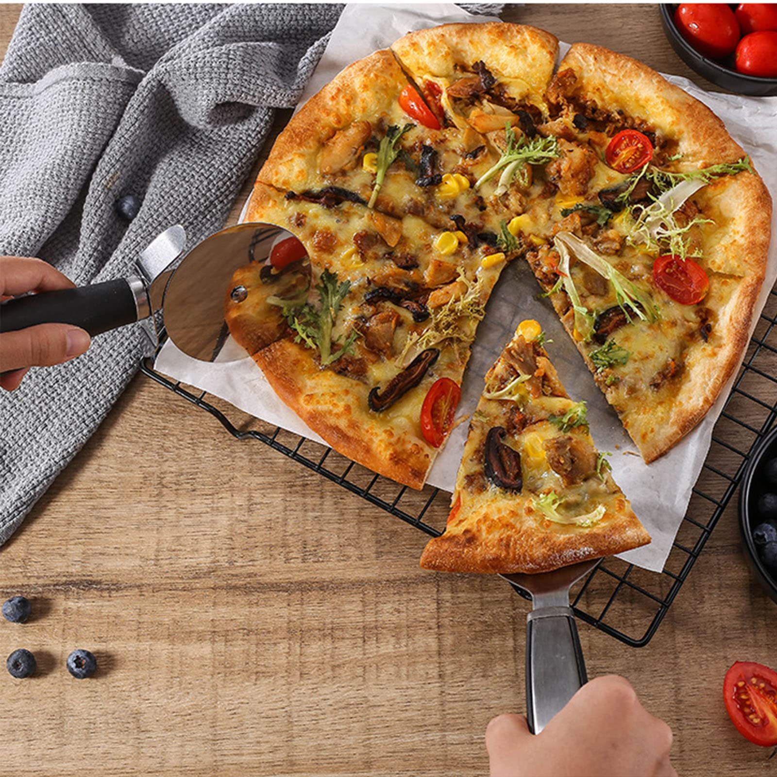 AKAZI Juego de Pala de Pizza con Rodillo de Acero Inoxidable de Dos Asas Pala de Pizza Circular de una Sola Rueda Utensilios de Cocina, Plata (A)