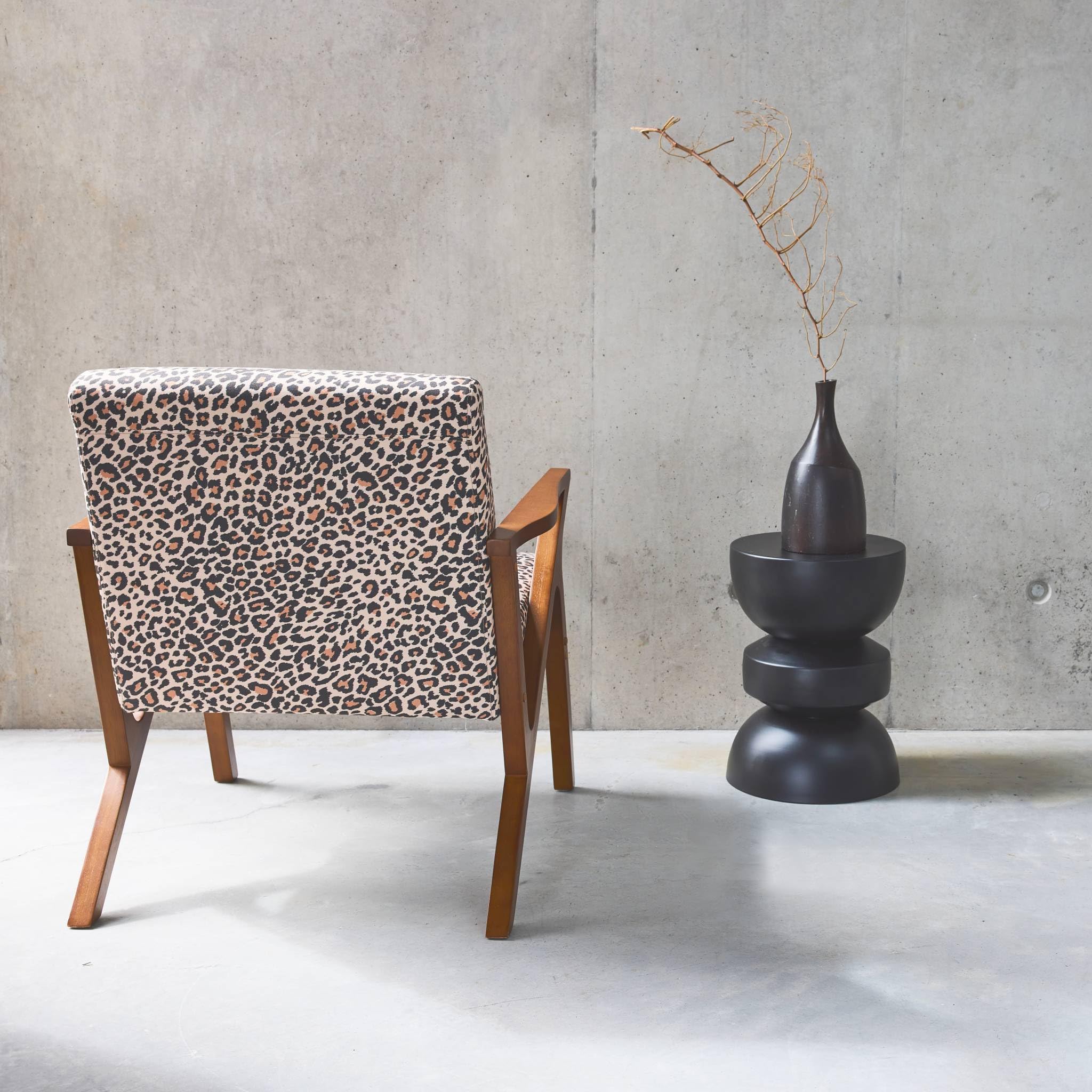 sweeek - Skandinavischer Sessel aus Hevea-Holz mit Leopardenmuster - Antoine