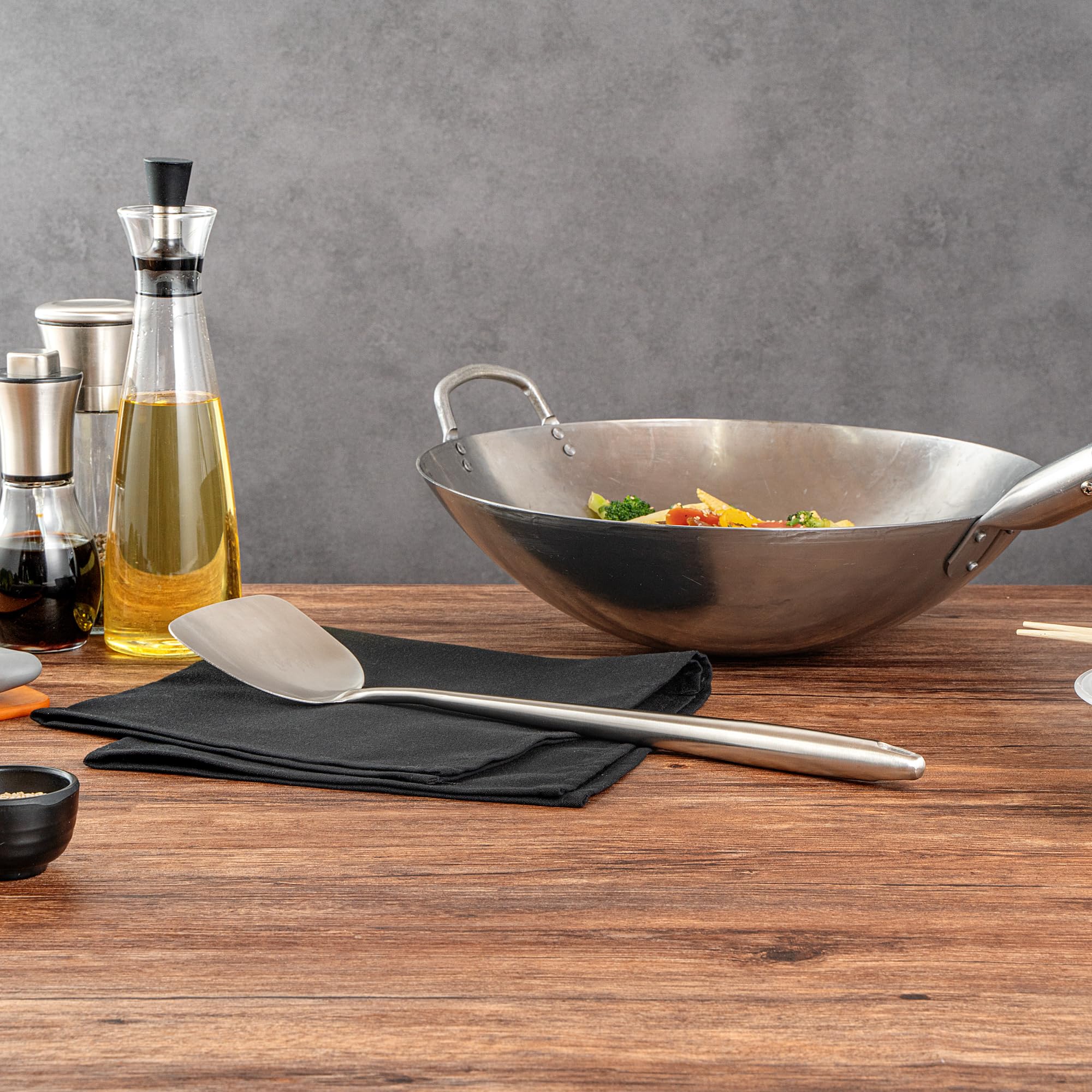 Restaurantware - Motomori - Espátula de wok de 17 pulgadas, 1 volteador de cocina ancho, agujero para colgar, mango extralargo, espátula de cocina china de acero inoxidable 304, apta para