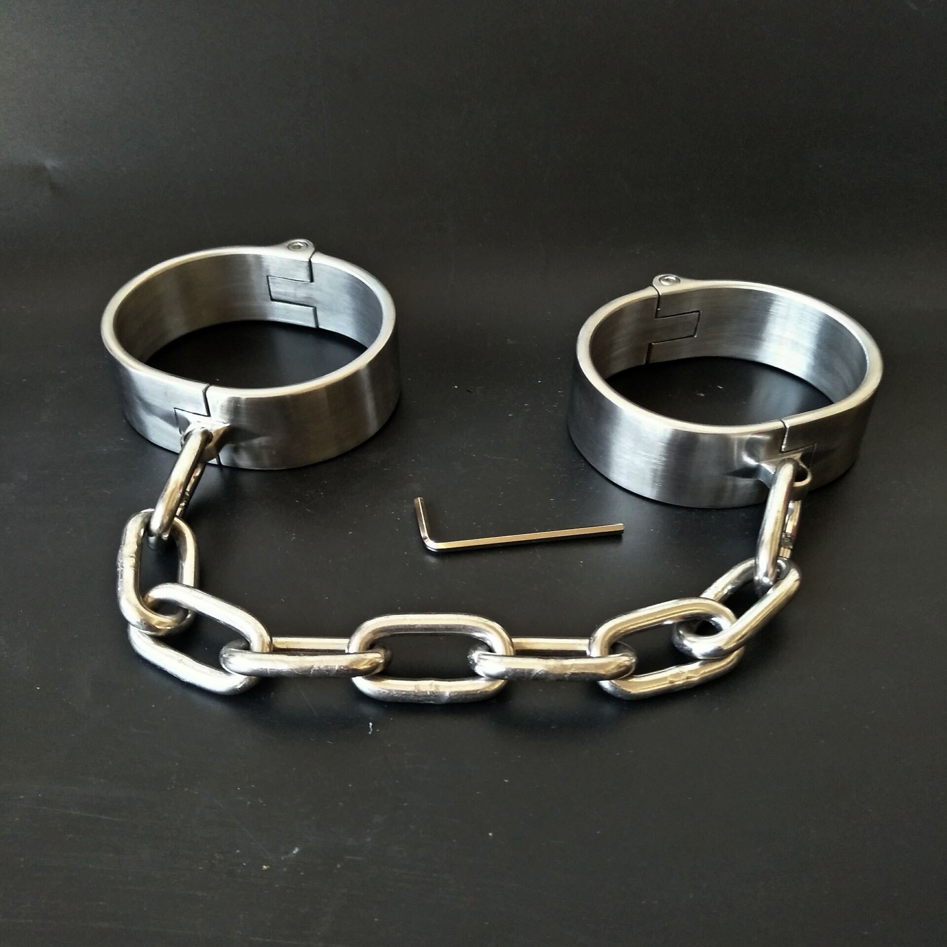 MFMYEE Handfesseln Sexspielzeug, Metall Handschellen Sex mit Schloss und Schlüssel Edelstahl für Paar Bondage Fesseln Erwachsene Spiel Erotik Sexspielzeuge (8.7 * 7.2cm)