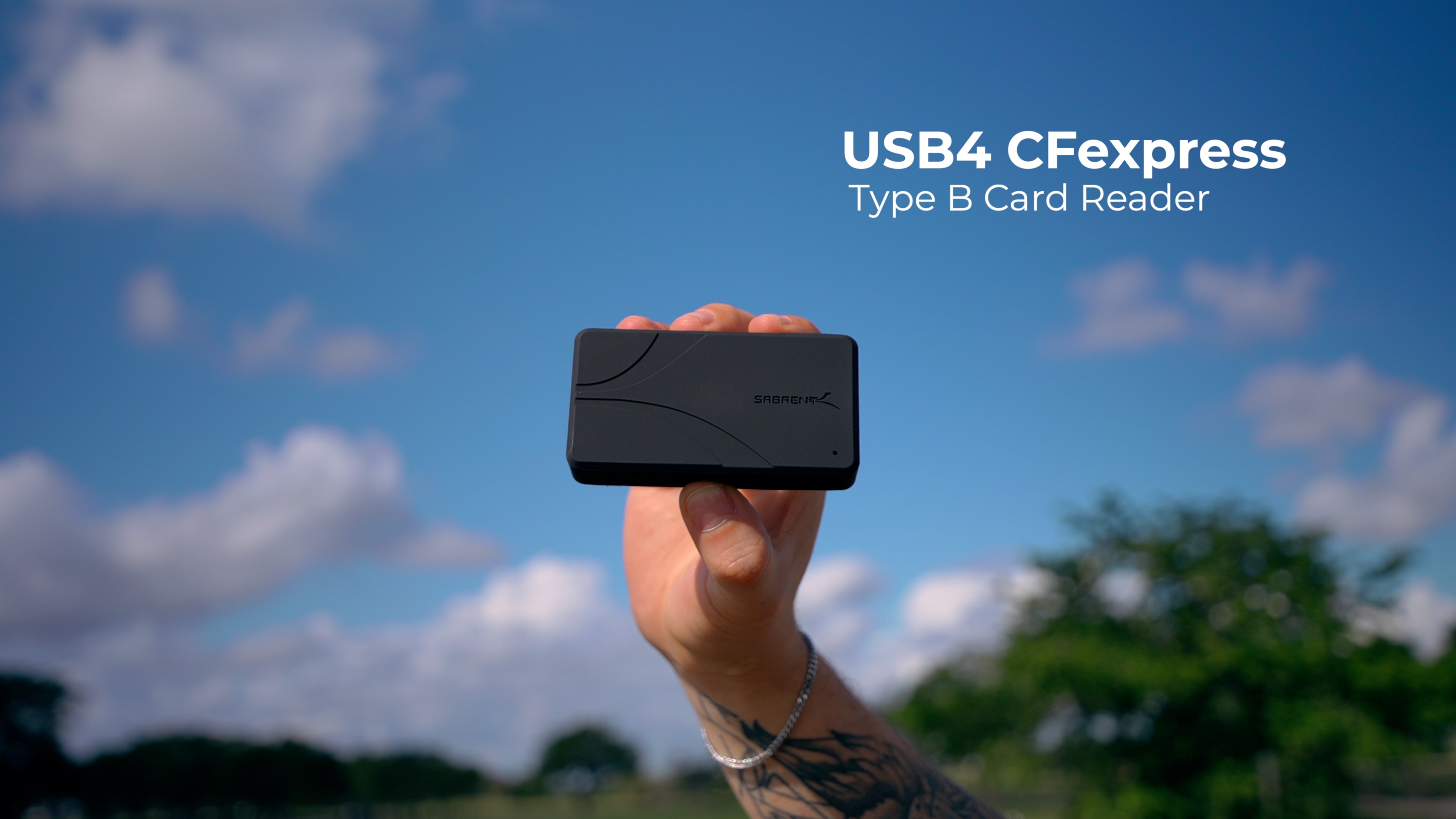 SABRENT USB4 CFexpress Type B-kaartlezer - 40 Gbps overdrachtssnelheid, behuizing van aluminiumlegering, afneembare USB-C-kabel, siliconen hoes, OTG -ondersteuning - compatibel met camera's, laptops en